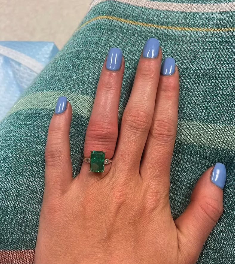 Kvinden kunne ikke holde tårerne tilbage, da hun så sin forlovelsesring. 