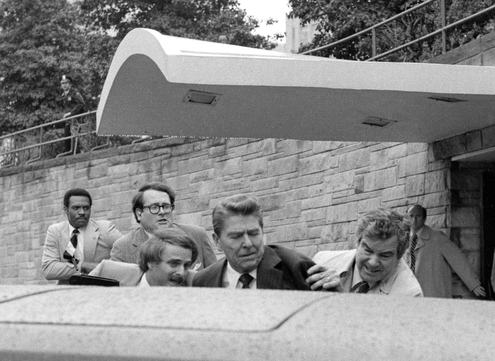 Ronald Reagan bliver skudt