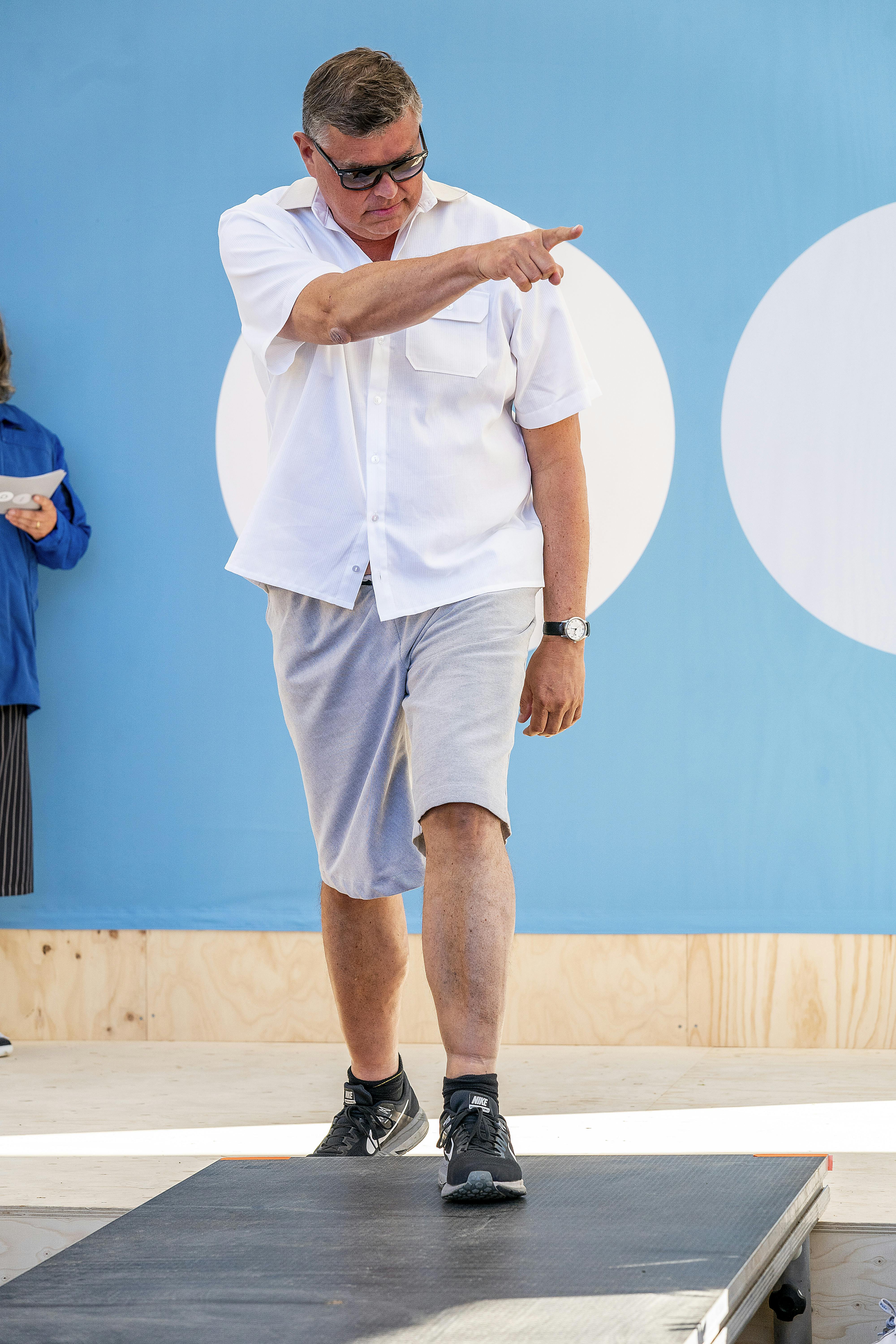 Det var med en stor portion selvtillid den tidligere minister Mogens Jensen trådte ind på catwalken, men socialdemokraten måtte se sig slået af trinnet for enden, da han var på vej tilbage. 