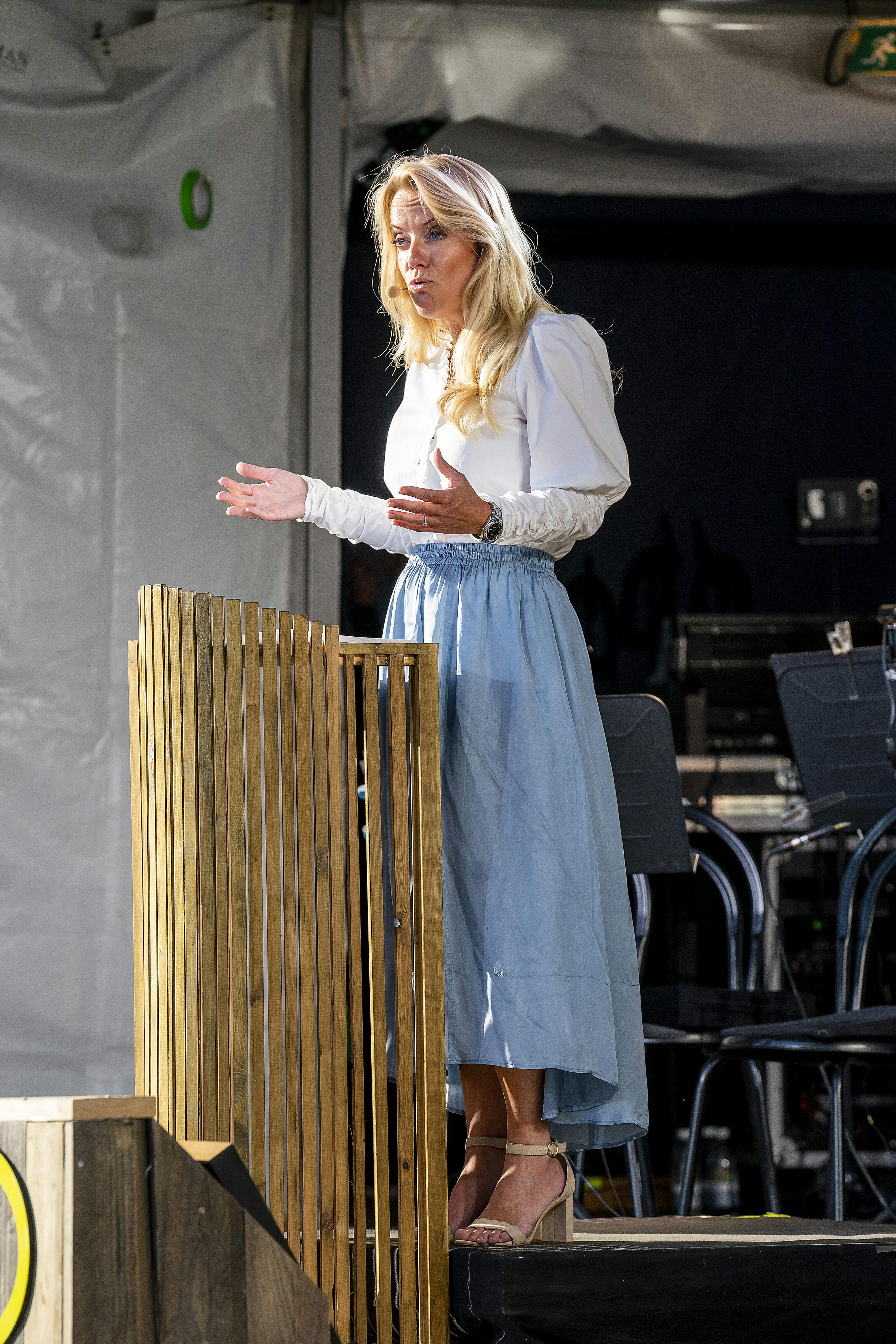 Pernille Vermund har tidligere arbejdet som arkitekt, og hun afslørede også overfor Folkemøde-publikummet, at hun godt kunne savne at indgå en en kreativ proces, som hun plejede, når hun tegnede huse. 