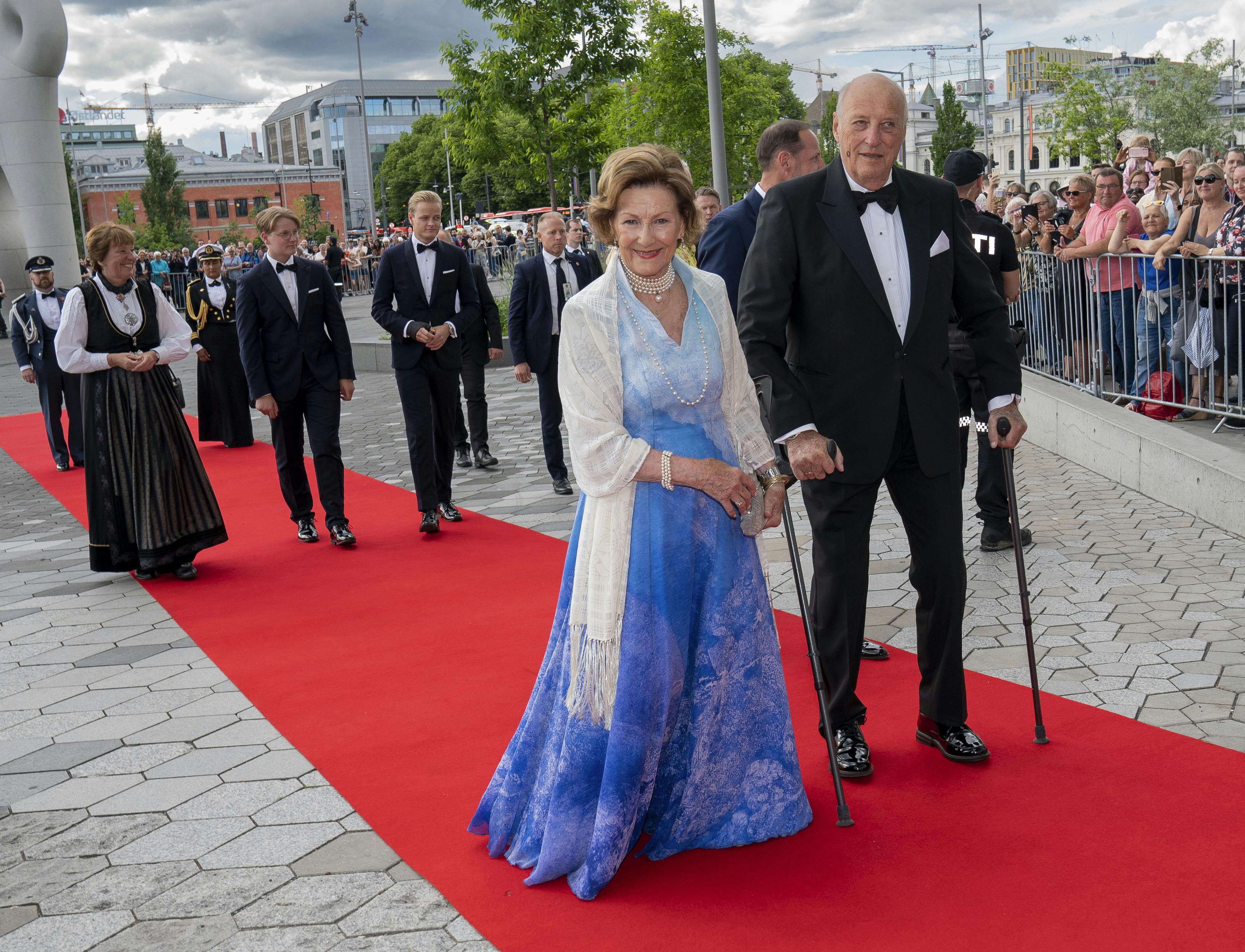 Dronning Sonja og Kong Harald på rød løber til prinsesse Ingrid Alexandras 18-års fødselsdag.