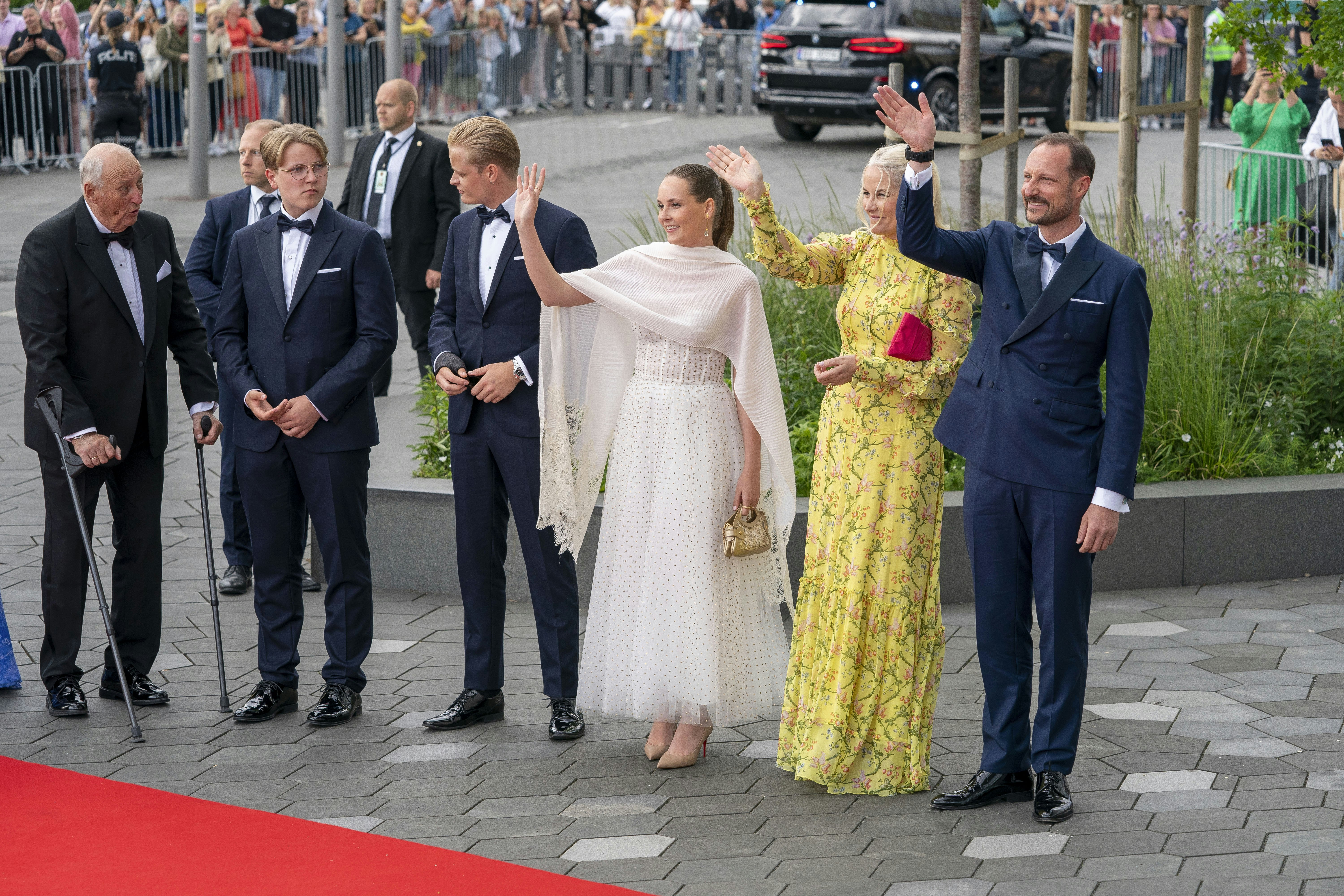 Den norske kongefamilie vinker til de fremmødte borgere.
