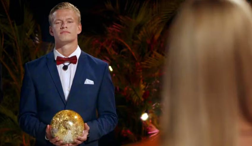 Markus Nikolai Grønberg i "Paradise Hotel - Norge" sæson 14, som efter hans dom er blevet fjernet fra Viaplay. Allerede under optagelserne var sagen under efterforskning, uden produktionen vidste det.