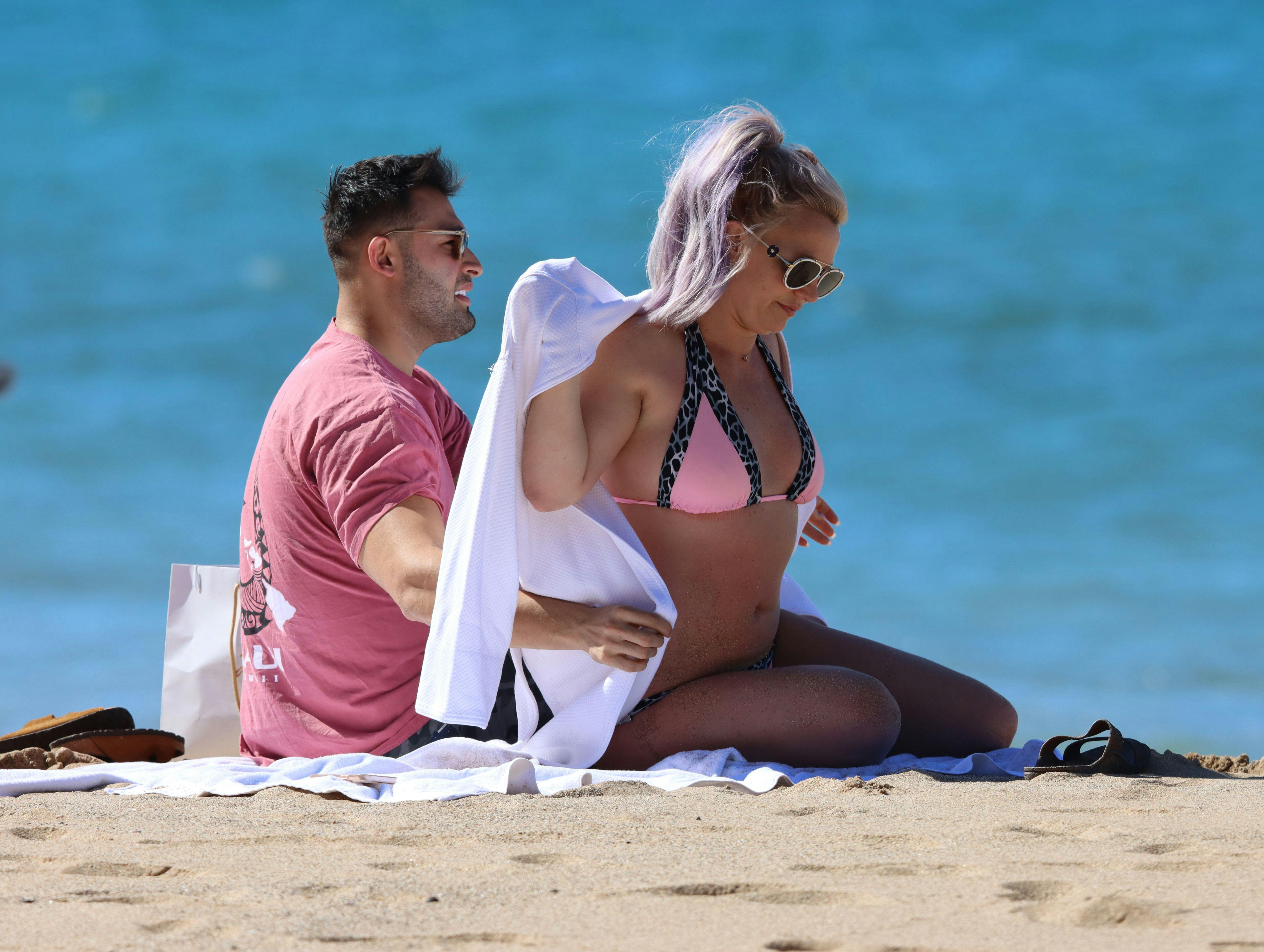 Britney Spears sammen med sin mand, Sam Asghari, på en strand.