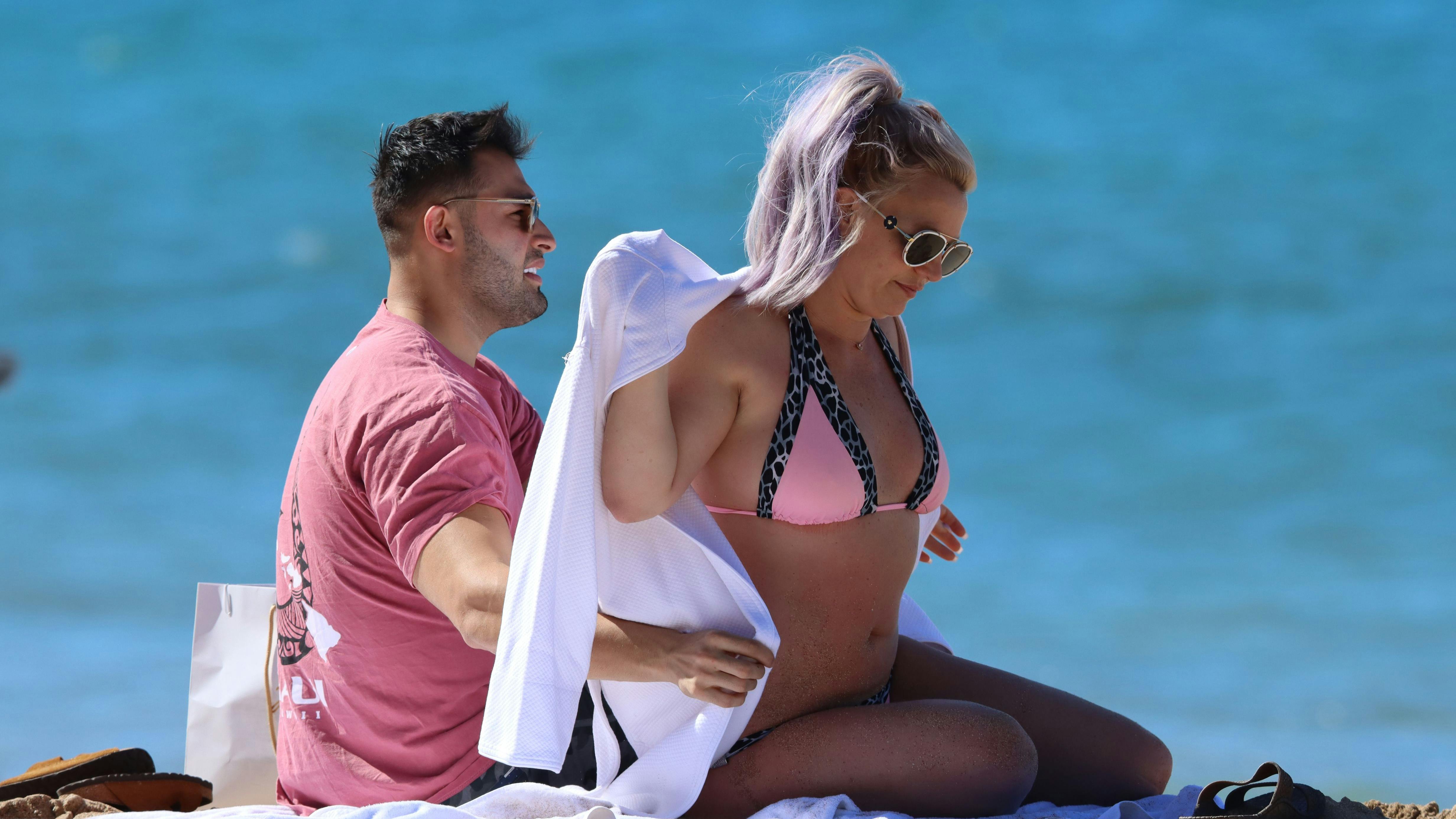 Britney Spears sammen med sin mand, Sam Asghari, på en strand.