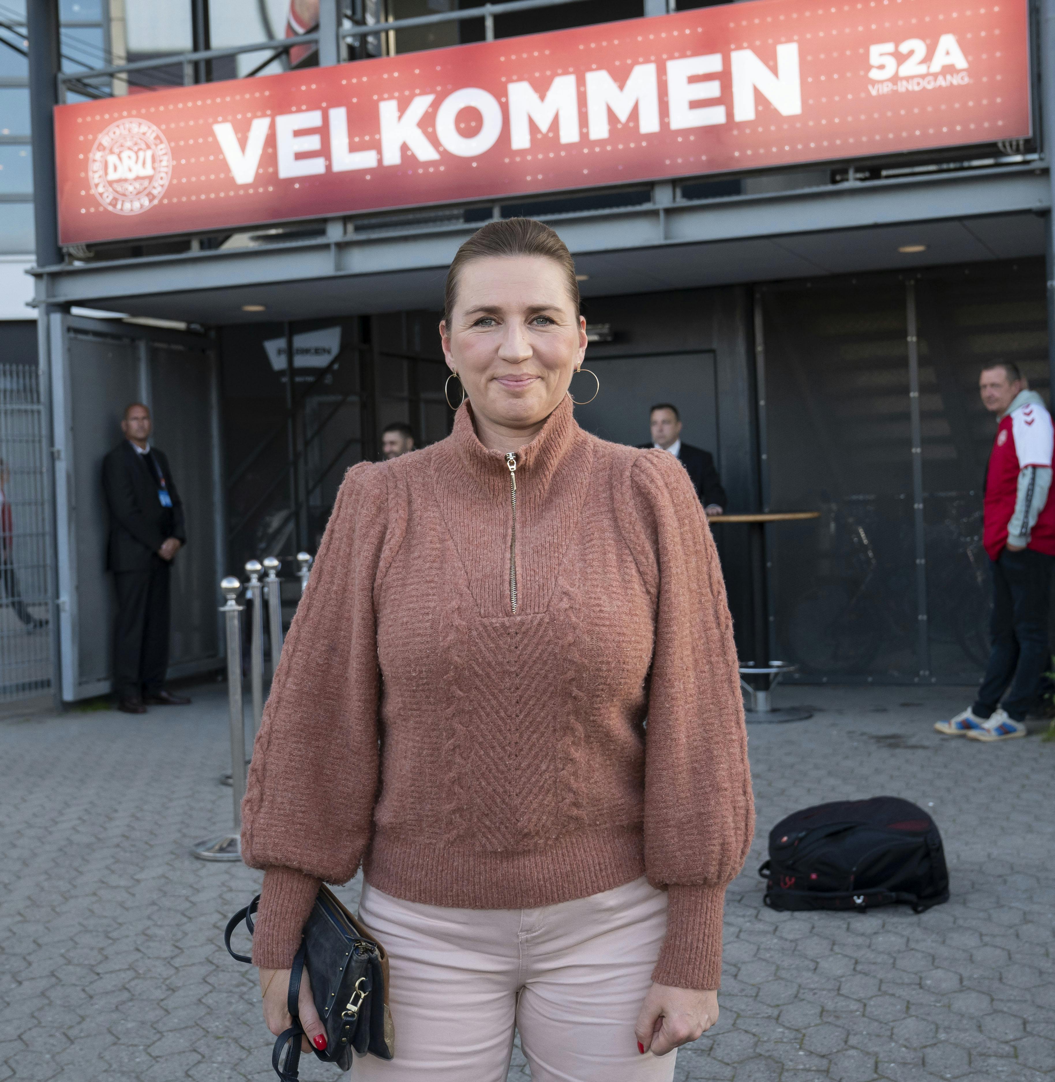 Mette Frederiksen vil altid gerne vise, at hun er sportfan. Det gjorde hun i aftes, da hun skrålede med på slagsangen, men hun viste det også, da hun forleden var til landskamp i parken.
