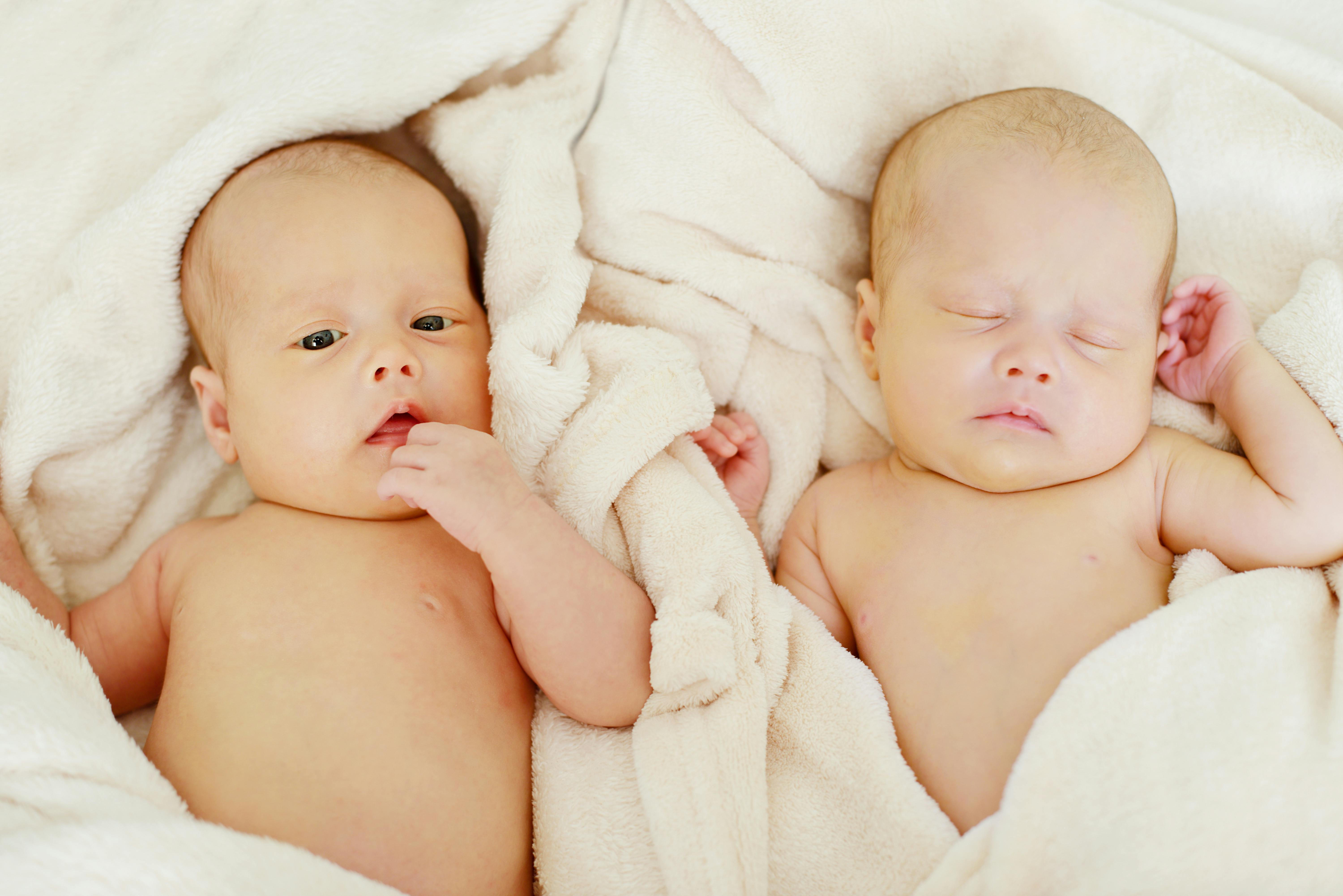 Nu skal politikerne diskutere ekstra barsel til flerlingeforældre.