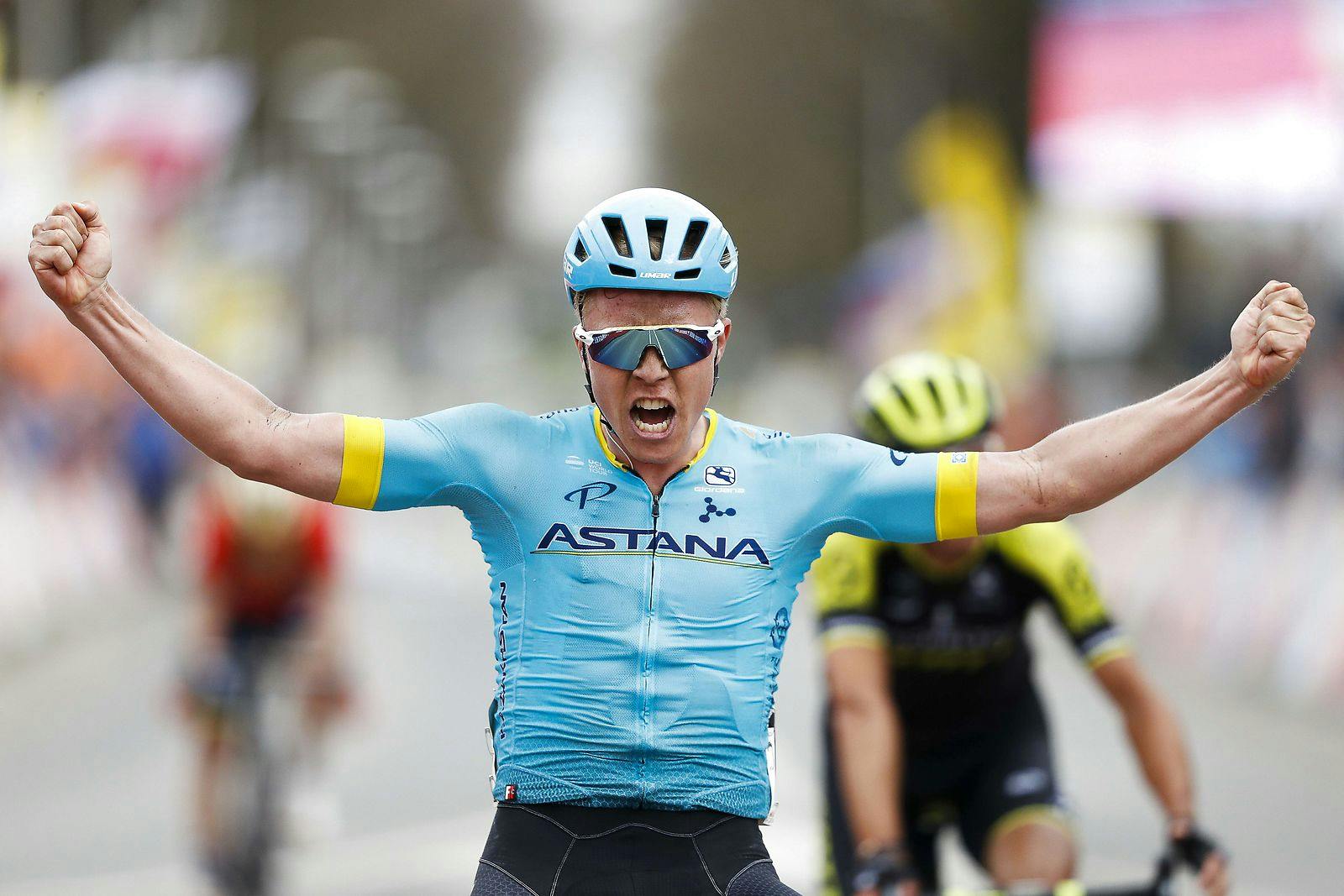 Michael Valgren Andersen er styrtet under det franske cykelløb Route d'Occitanie.