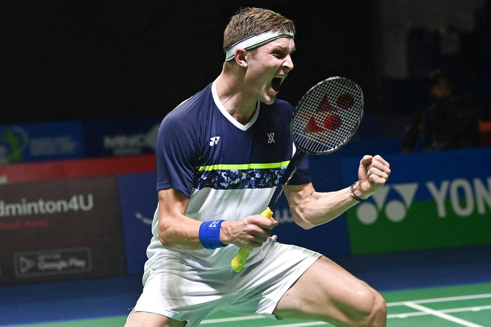 Viktor Axelsen har god grund til at juble - han har netop vundet Indonesia Open.&nbsp;