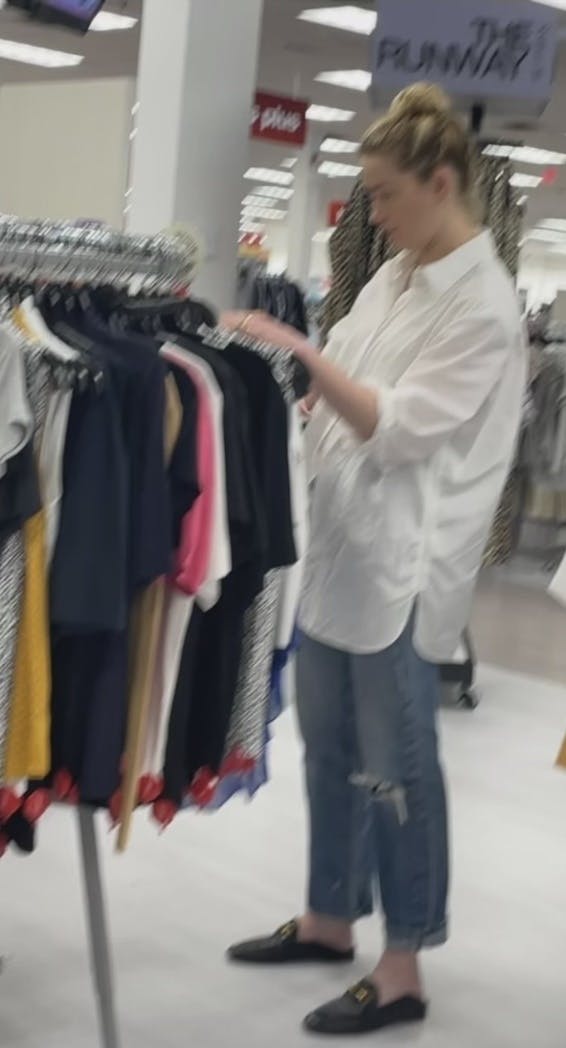 Tiden med designertøj og dyre mærkevarer er forbi, tilsyneladende. Nu bliver der i stedet ledt efter nedsatte varer i den kendte amerikanske kæde af lavprisbutikker TJ Maxx. 
