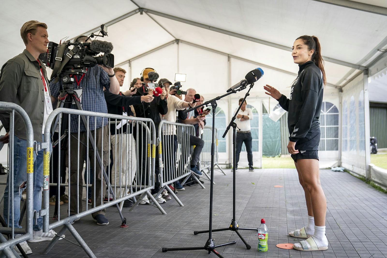 Kvindelandsholdet er samlet i Helsingør før EM i England begynder den 6. juli. 