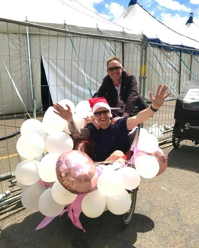 Nicolai Schwartz i ballonklædt trillebør klar til dagens strabadser.