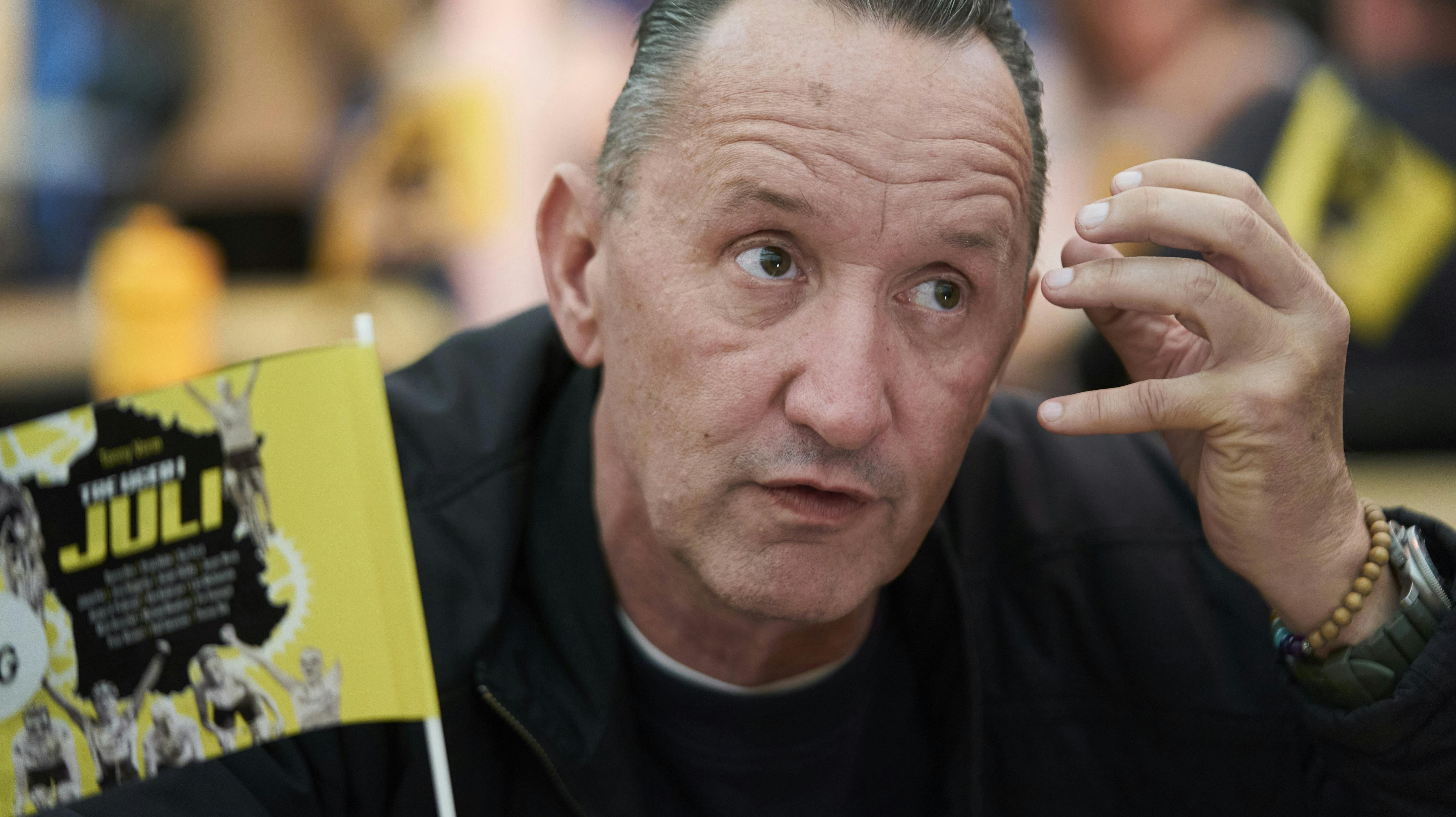 Jesper Skibby fortæller, at det er presset på rytterne, der får dem til at rejse sig, selv om de er styrtet voldsomt.