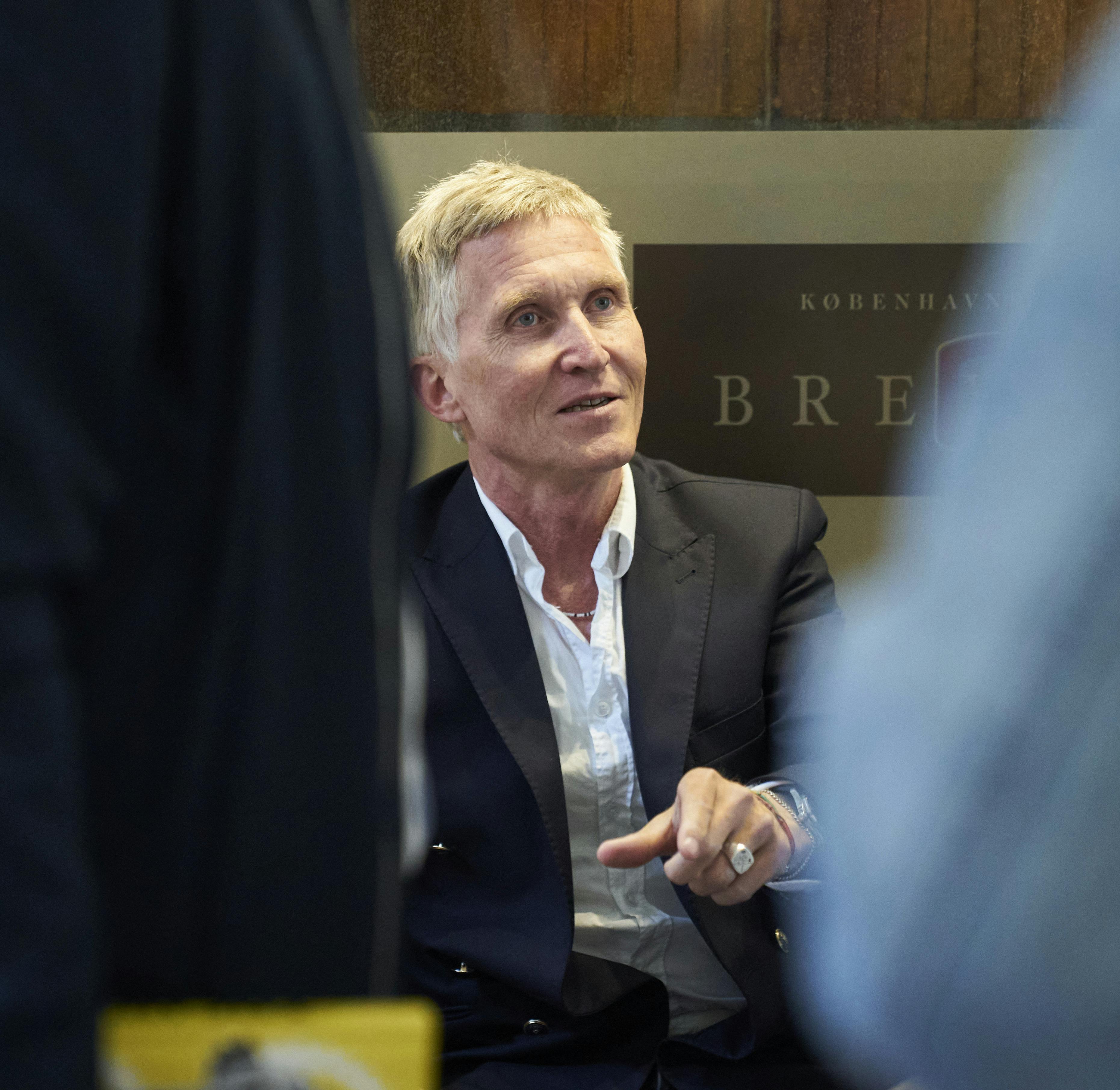 Brian Holm kan fortælle mange historier om ryttere, der har gennemført hårde cykelløb med brækkede knogler.