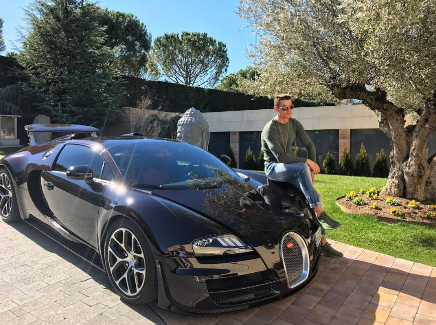 Ronald med sin nu ødelagte Bugatti.