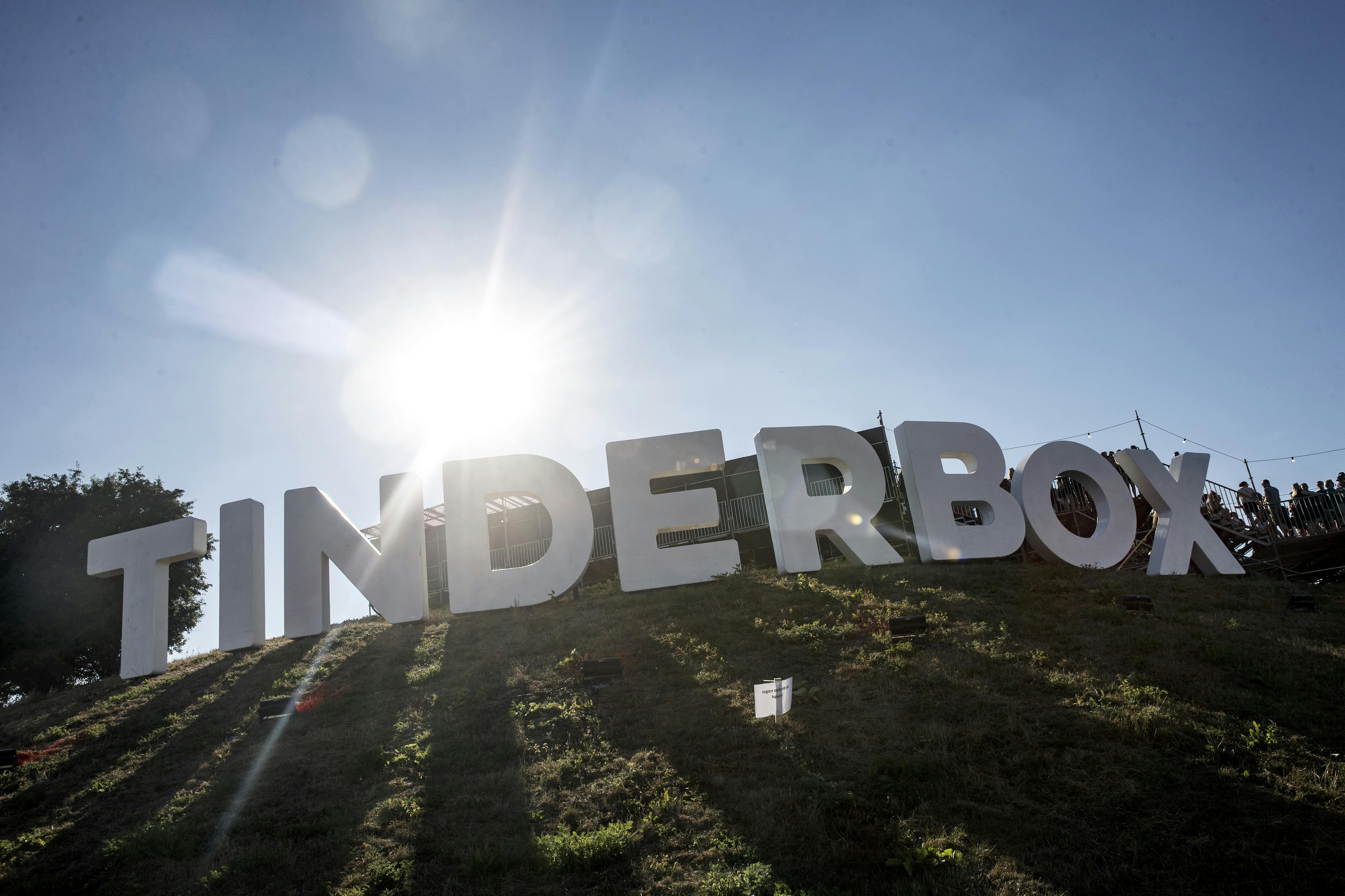 Det er næsten snak om et mindre vejrmirakel for alle, der skal på Tinderbox i år. De første prognoser forudså nemlig regn, men det er der næsten ikke udsigt til nu