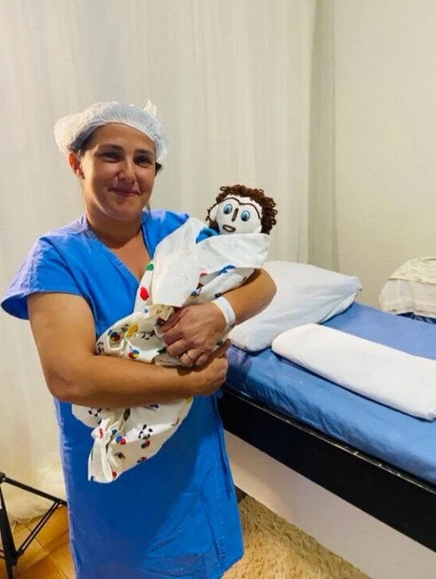 Historien melder ikke noget om, hvad den lille barnedukke skal hedde. Et bud kunne være Georg.