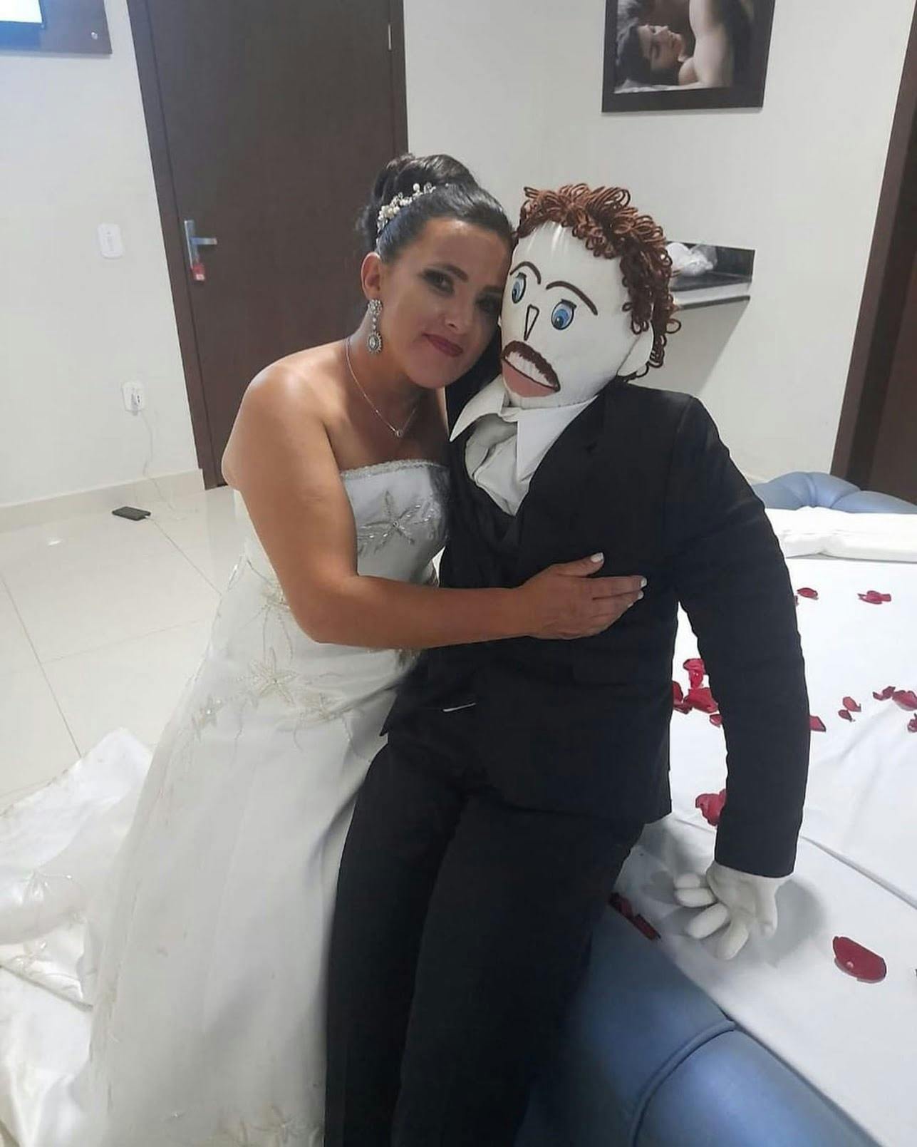 Meirivone Rocha Moraes sammen med dukken Marcelo. Han skændes aldrig med hende, men er til gengæld luddoven ifølge den 37-årige kvinde