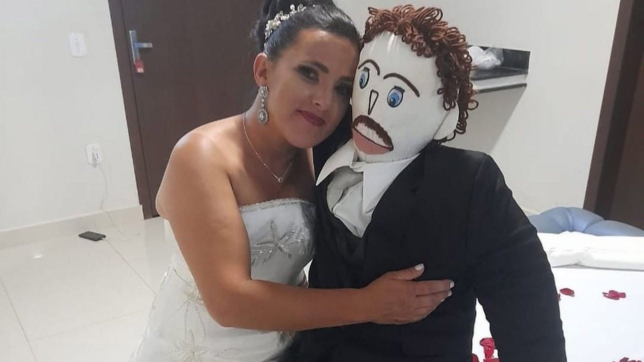 Meirivone Rocha Moraes sammen med dukken Marcelo. Han skændes aldrig med hende, men er til gengæld luddoven ifølge den 37-årige kvinde