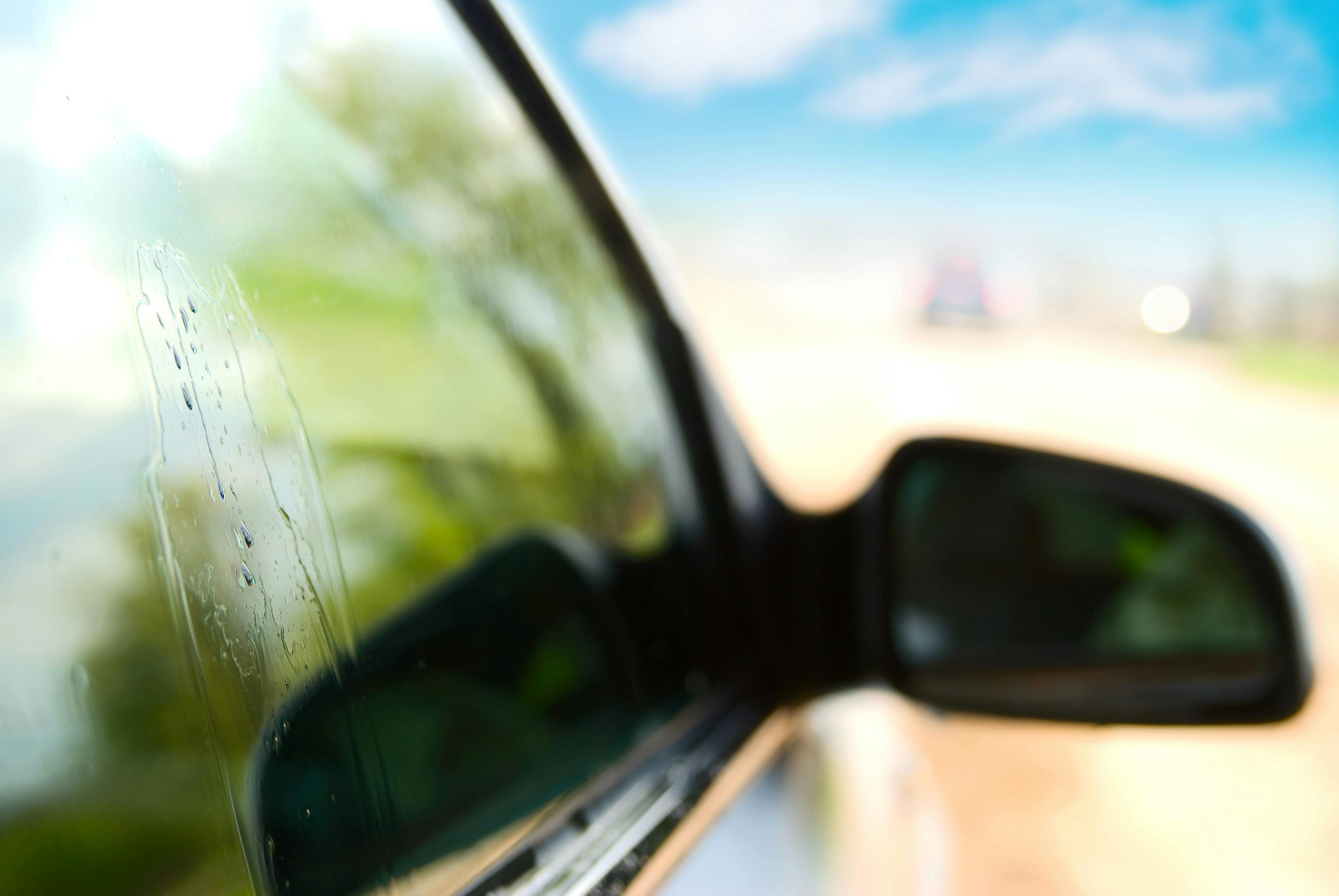En 5-årig dreng har mistet livet i Texas, efter han sad fastspændt i en glohed bil i flere timer. 