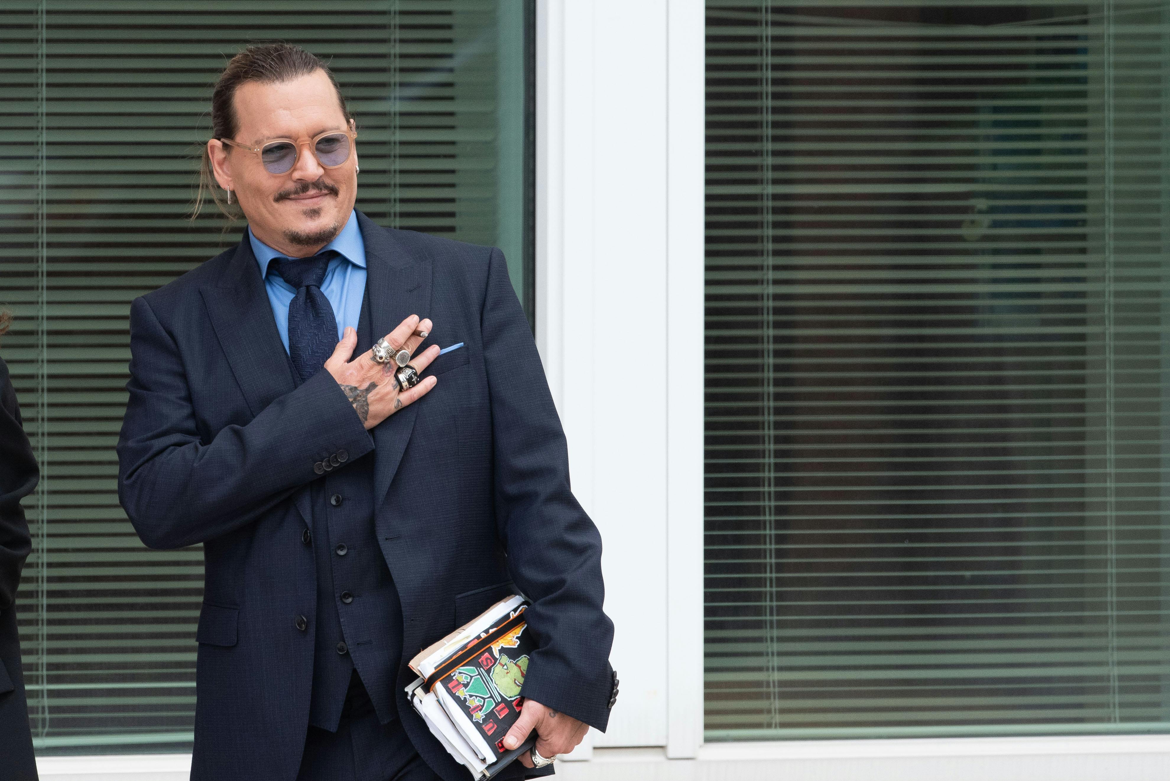 Johnny Depp har fundet stor støtte og opbakning fra fans under retssagen, der blev afsluttet i starten af denne måned. Men han kæmper også med falske profiler, der udgiver sig for at være ham