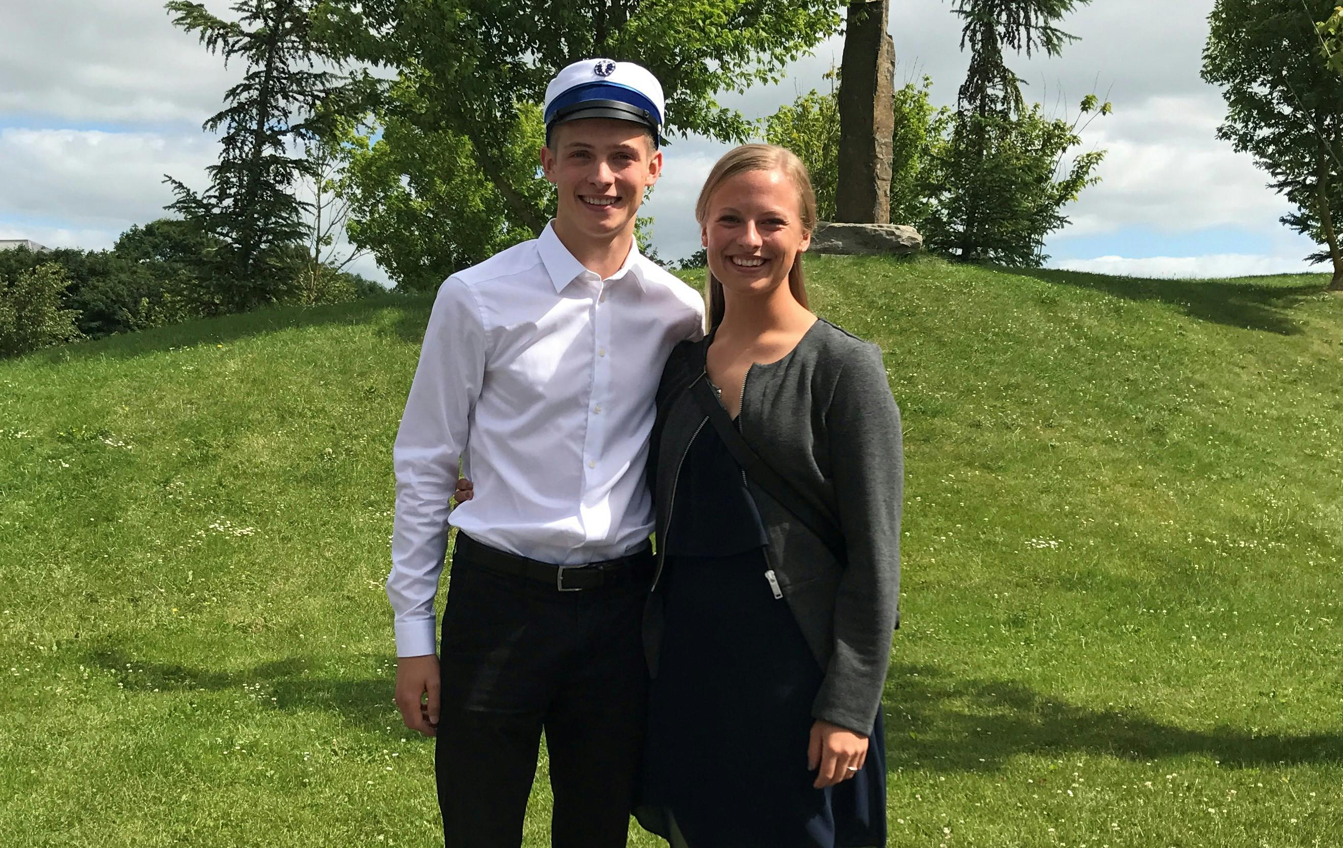 Det var noget af en overraskelse, der mødte Rasmus, da han fik sin studenterhue.