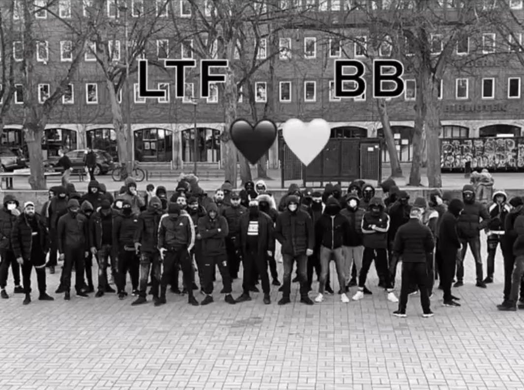 Brabrand-grupperingen sammen med medlemmer af Loyal To Familia på Blågårdsplads i København. Brabrand har ifølge politiet den seneste tid været involveret i flere voldelige hændelser med grupperinger fra Rosenhøj og Trillegården.