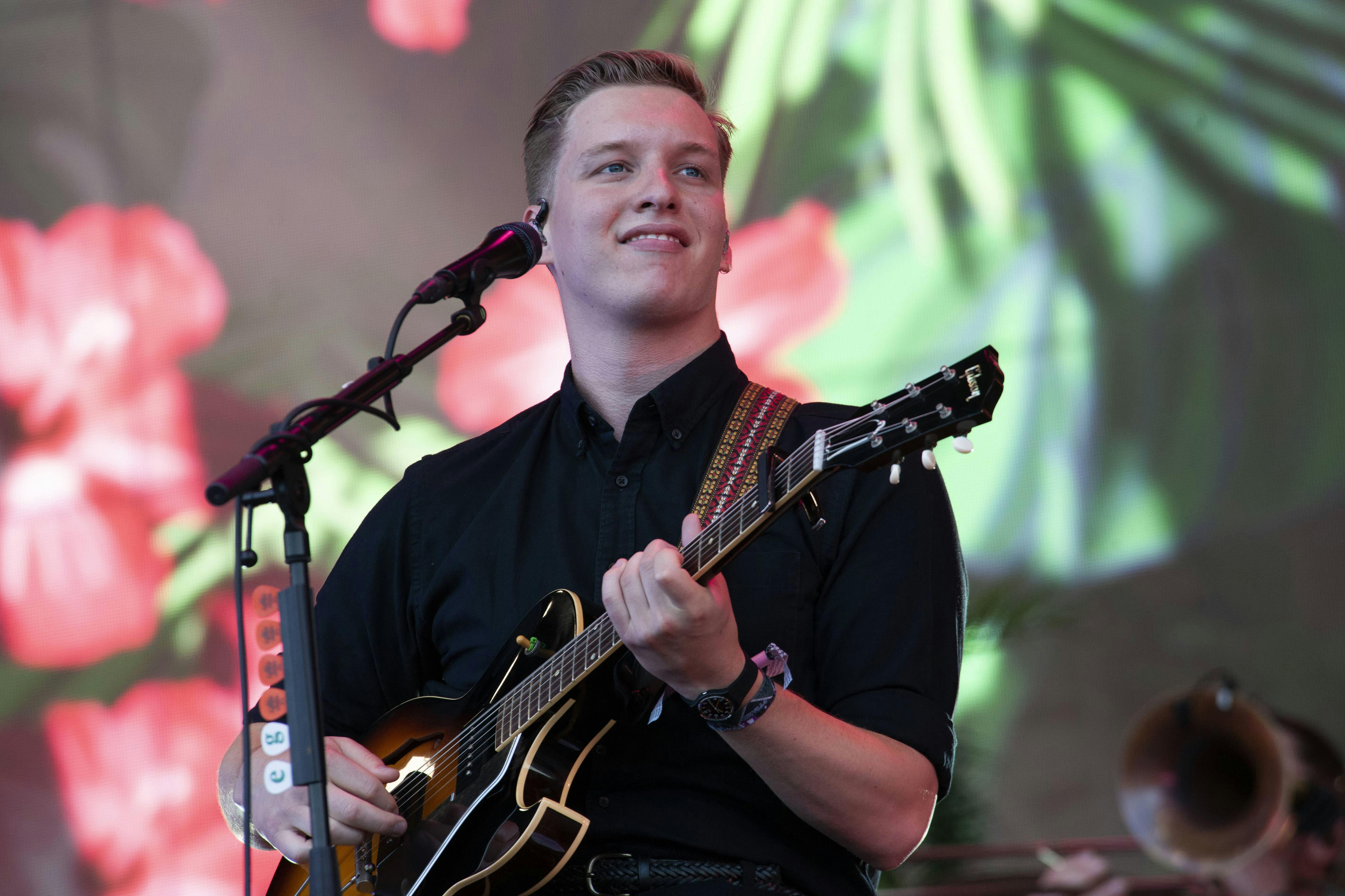 George Ezra skal holde stemmen i ro og optræder derfor ikke.