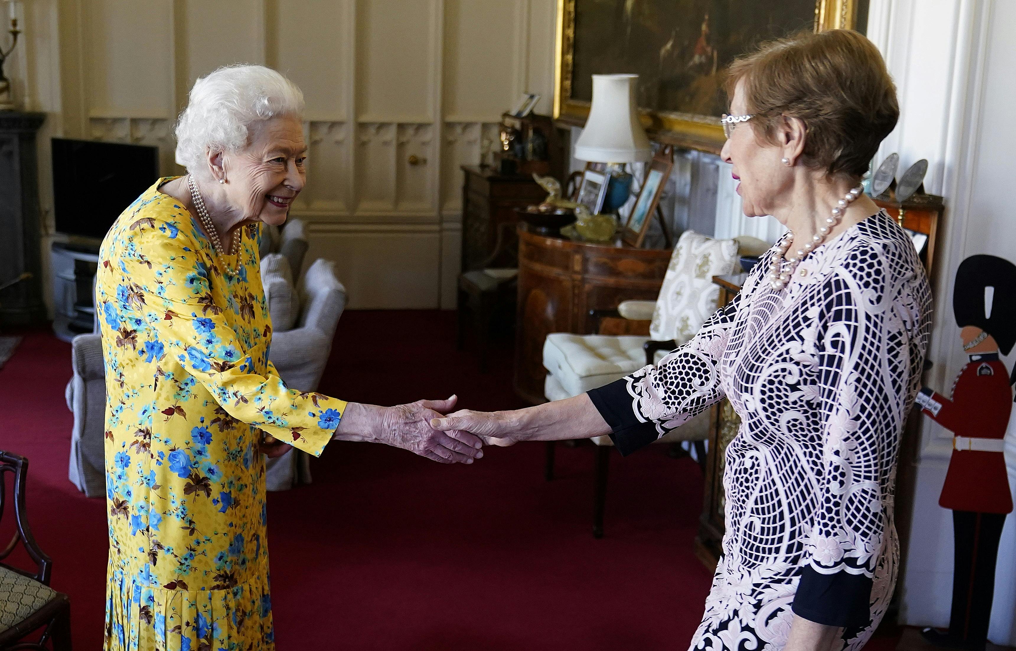 De nye billeder viser med al tydelighed, at dronning Elizabeth har tabt sig det seneste år.
