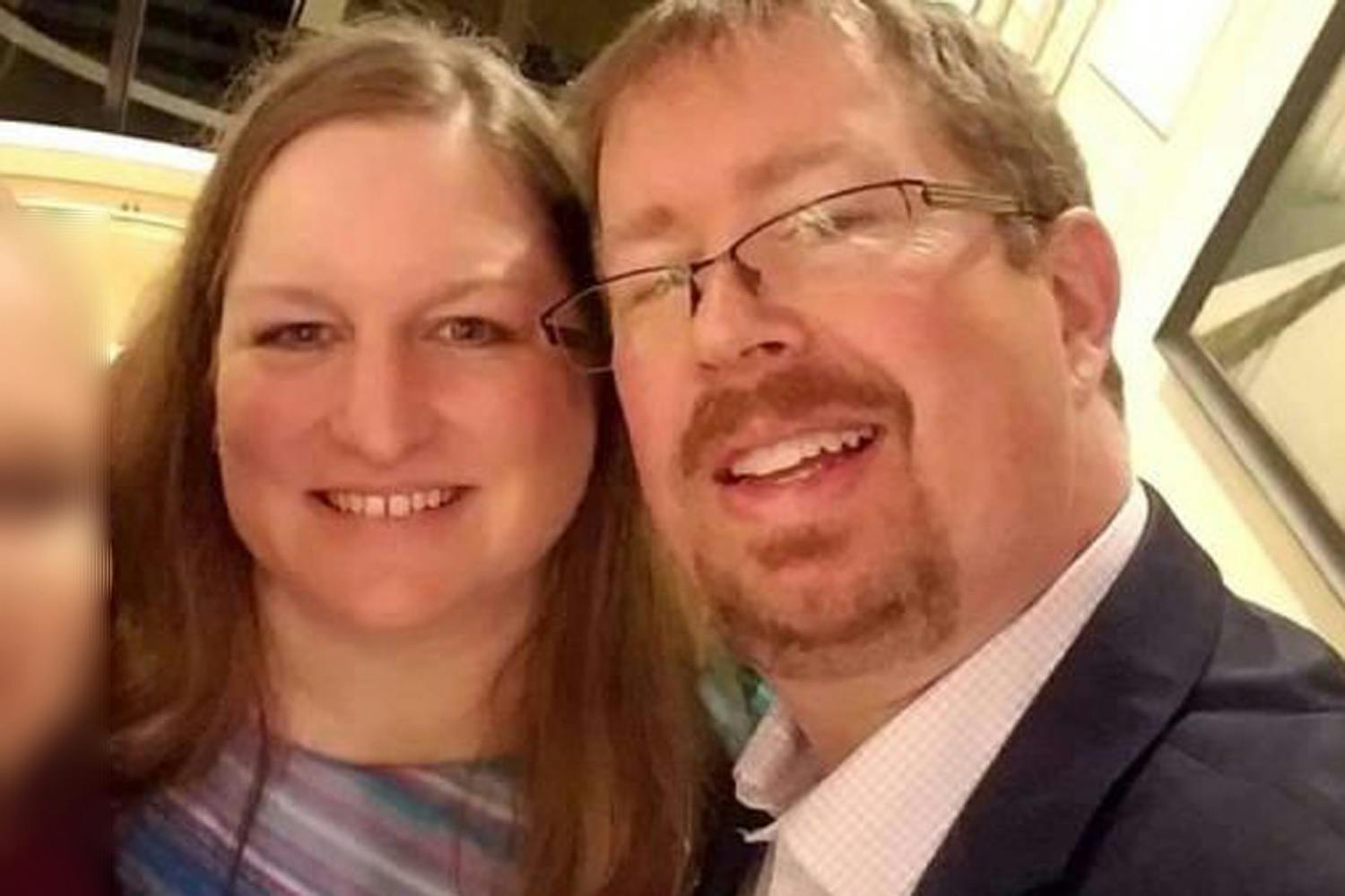 Jennifer og Jamie Faith. Billedet stammer fra en GoFundMe side, der blev oprettet som hjælp til Jennifer Faith - pengene brugte hun på at betale sin kæreste for mordet på sin mand.

&nbsp;
