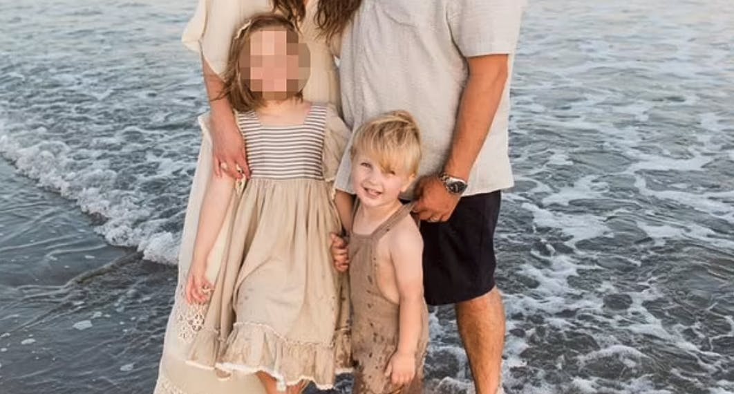 Lille Trace døde, da hans mor ved et grufuldt uheld glemte ham i bilen.