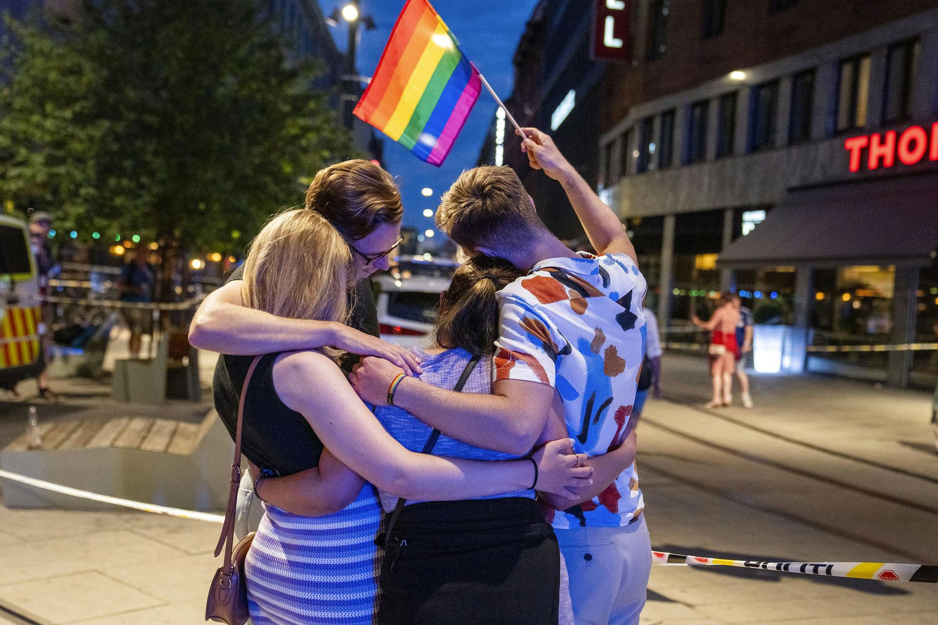 En gruppe foran natklubben, hvor første skyderi fandt sted forud for lørdagens pride-parade.