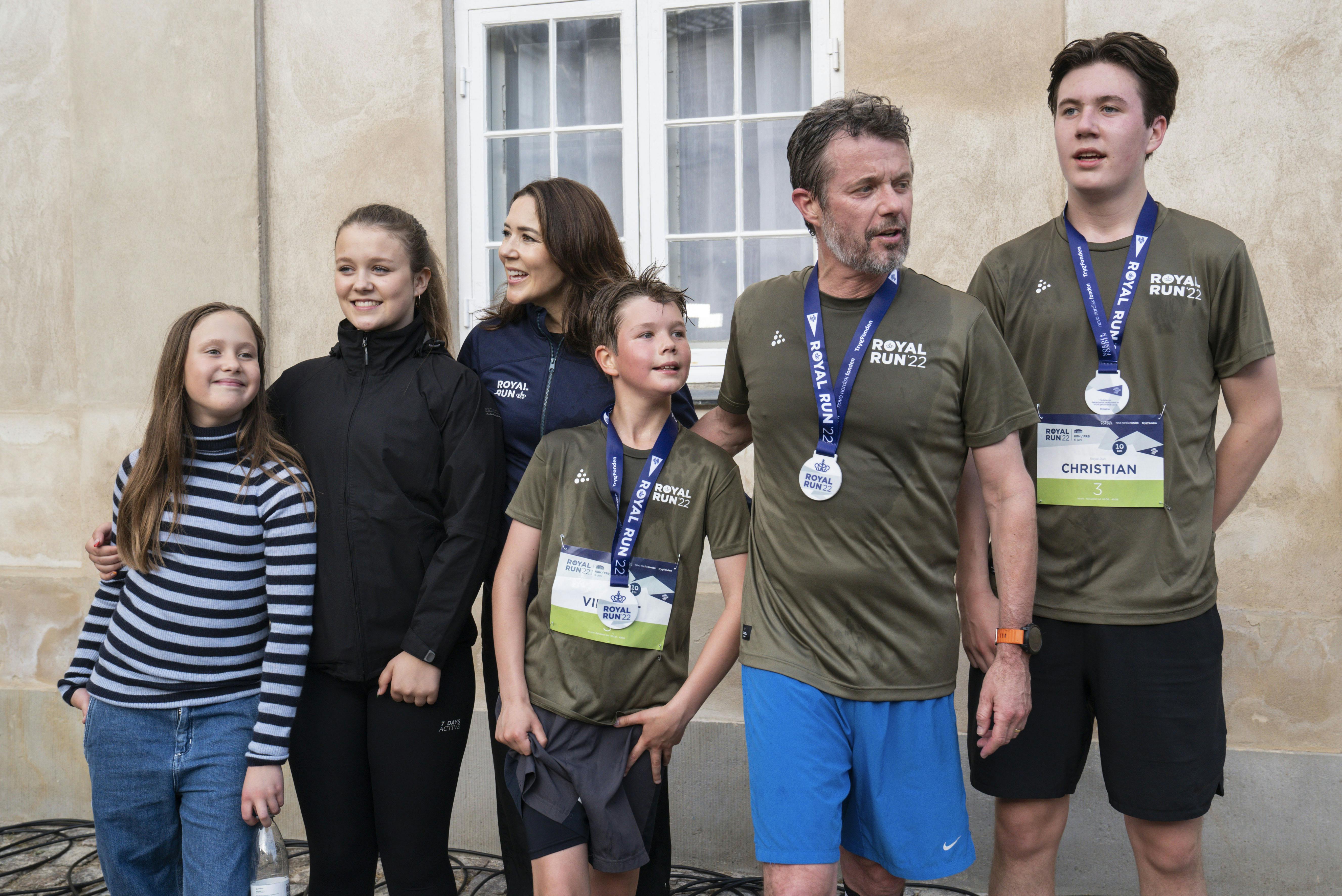 Kongehuset - og især kronprinsparret og deres børn - har nu en stor opgave foran sig, når de før sommerferien er slut, skal have fundet en ny skole til både Christian og Isabella. 