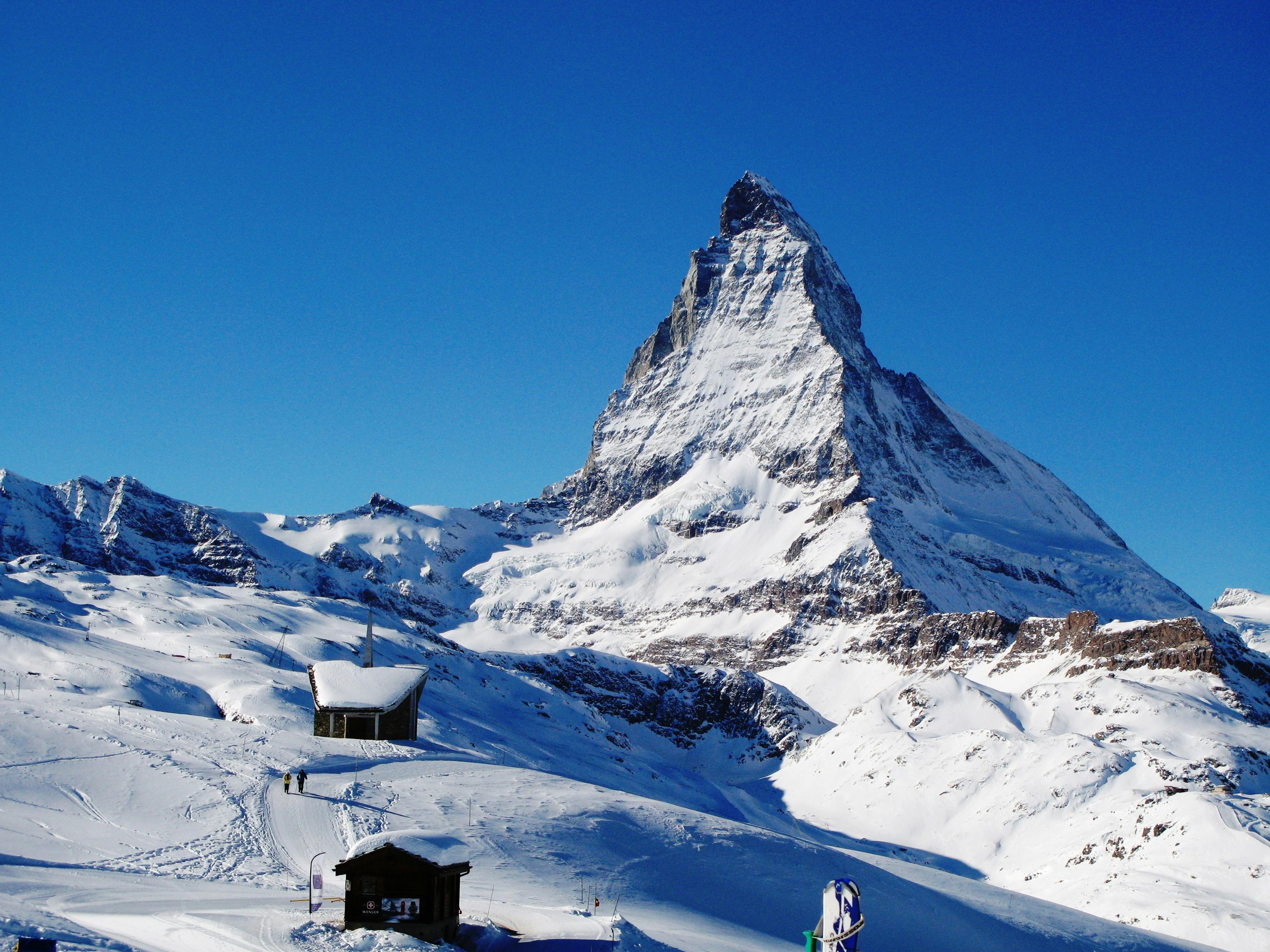 Det er den majestætiske bjergtinde Matterhorn ved Zermatt, Schweiz, der har tjent som inspiration til de trekantede stykker chokolade 