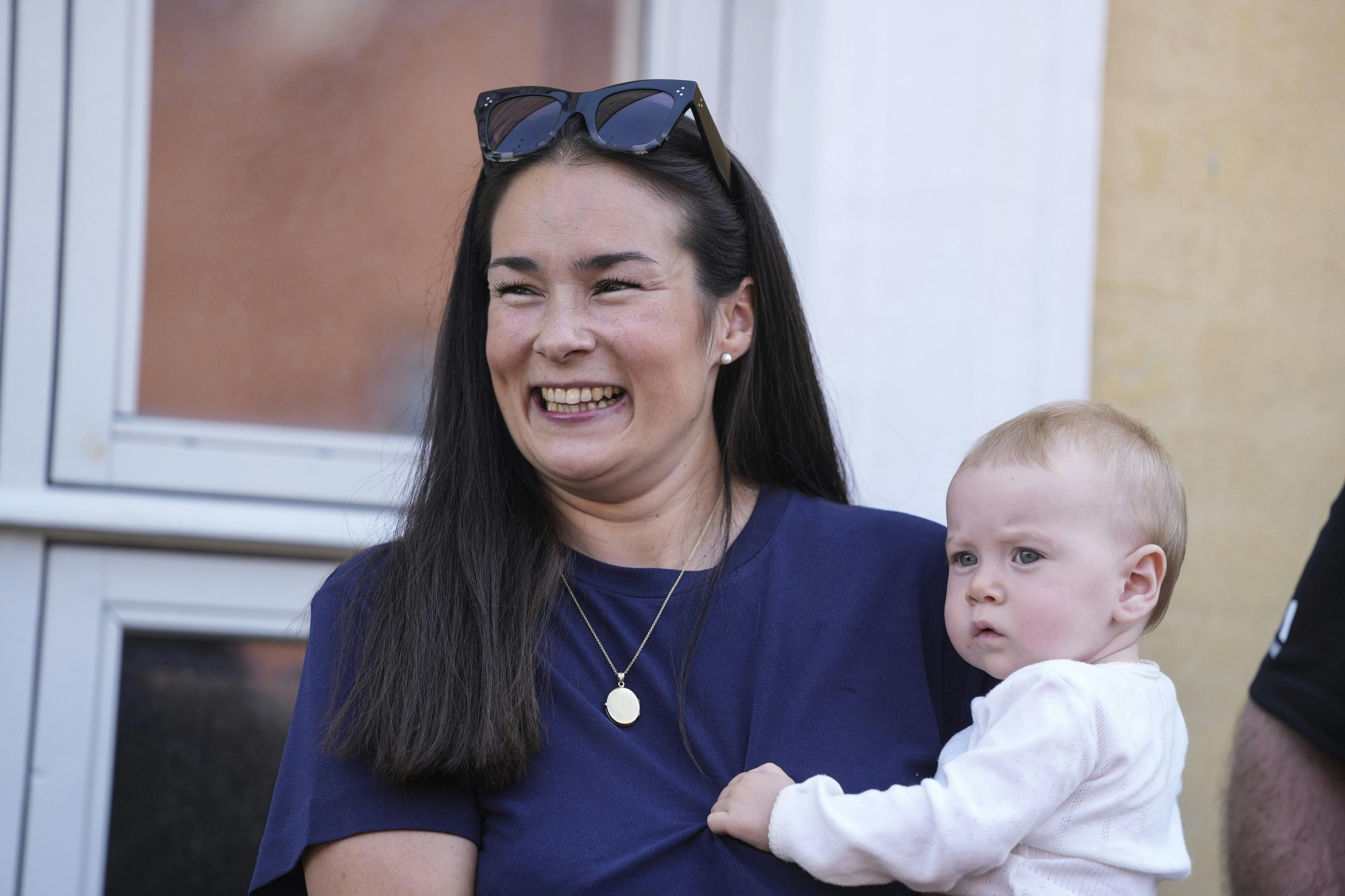 – De er meget på farten, og han skal også have muligheden for at være sammen med hende og Frida, forklarer Rosa.