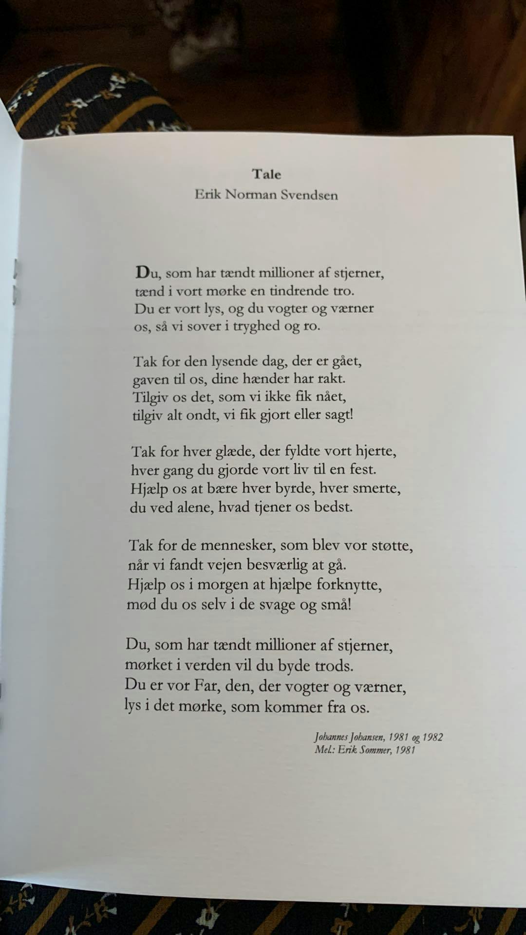 Det var i begyndelsen ikke meningen, at denne salme skulle synges. Men Uffe Ellemann-Jensen valgte selv at tilføje salmen, da han ønskede en salme, som folk kunne synge med på.
