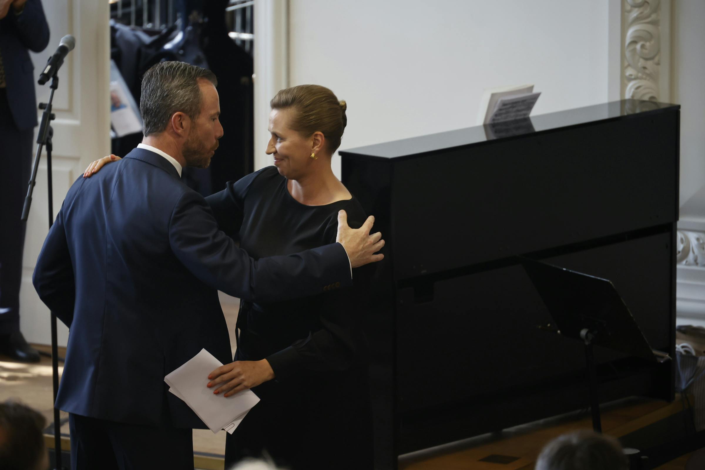 Mette Frederiksen og Jakob Ellemann-Jensen krammede efter deres taler i Landstingssalen. 