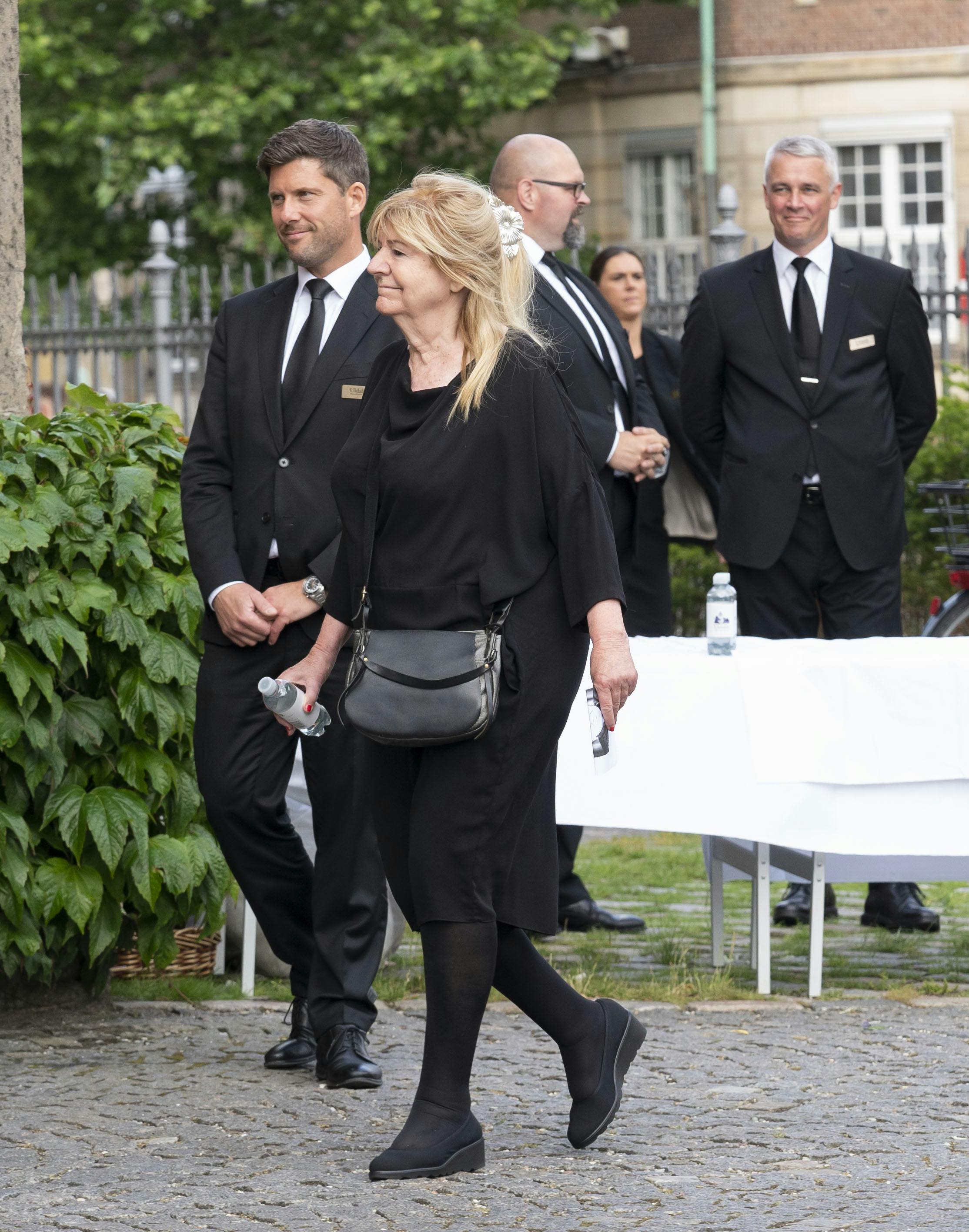 - Jeg var gode venner med Uffe og Alice (Uffes hustru, red.). Vi blev gode venner, da jeg og Alice var på TV Avisen sammen, og så så vi hinanden privat, siger Ulla Terkelsen.