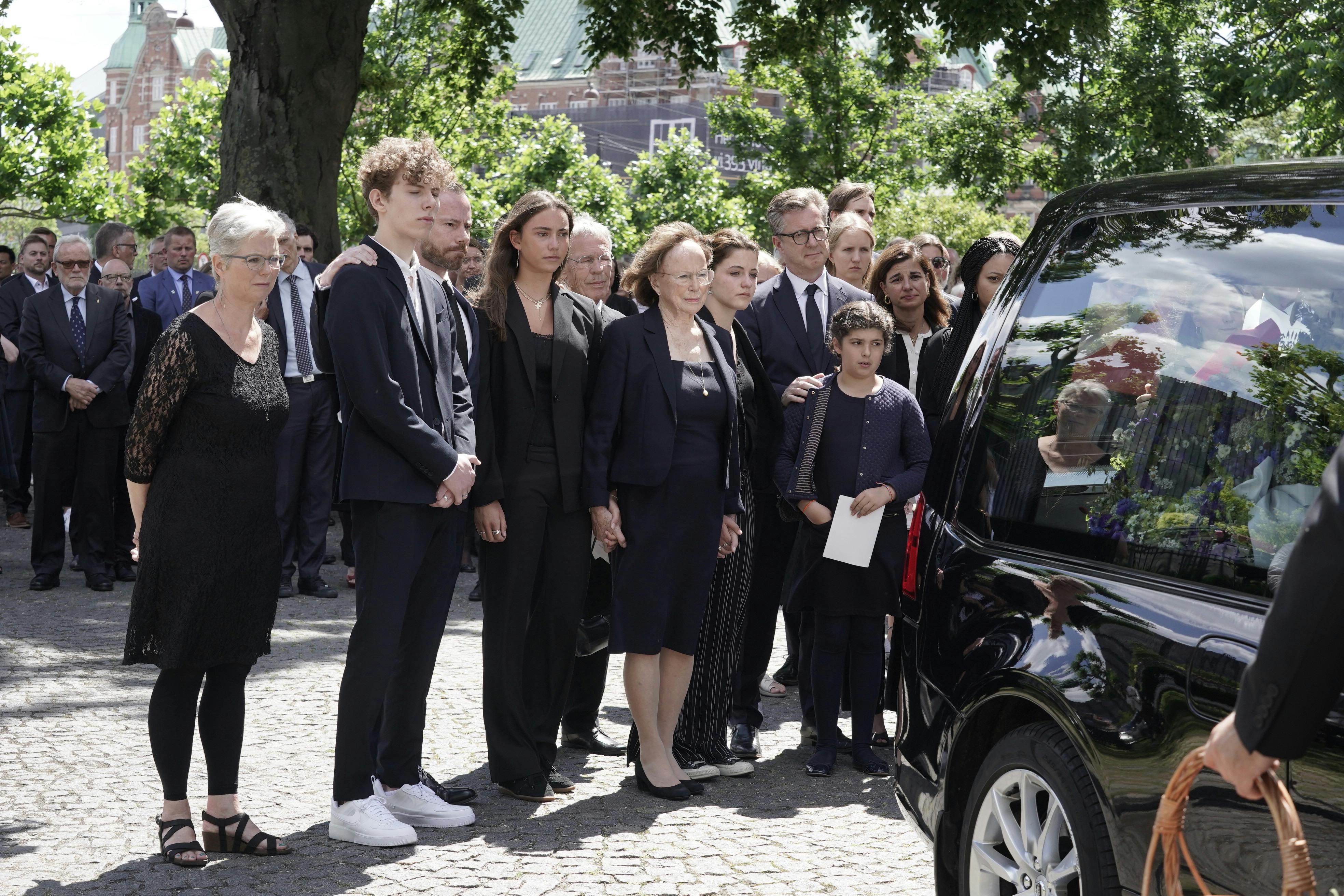Uffes familie siger farvel ved kisten.