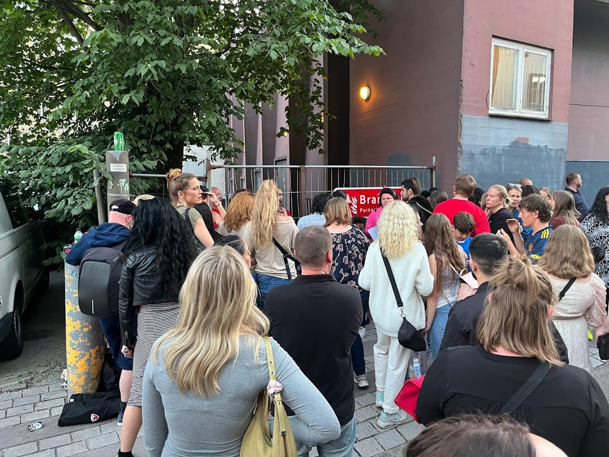 Efter koncerten ventede mange mennesker for at få et lille blik af Jehnny Depp.
