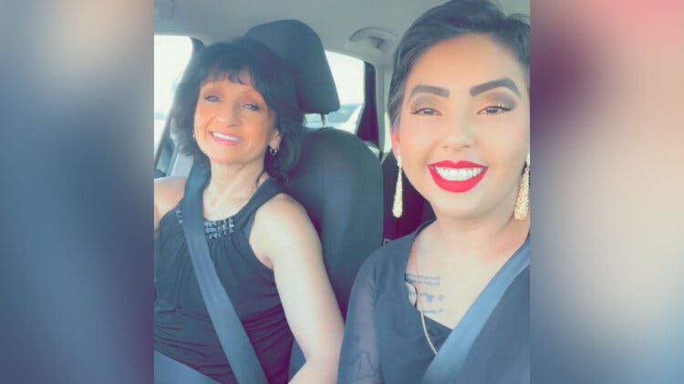 60-årige Pamela Rae Martinez (til venstre red.) blev skudt og dræbt 11. juni, kort tid efter hun havde færdiggjort en vagt som UberEatz chauffør. Ved siden af sidder hendes datter.