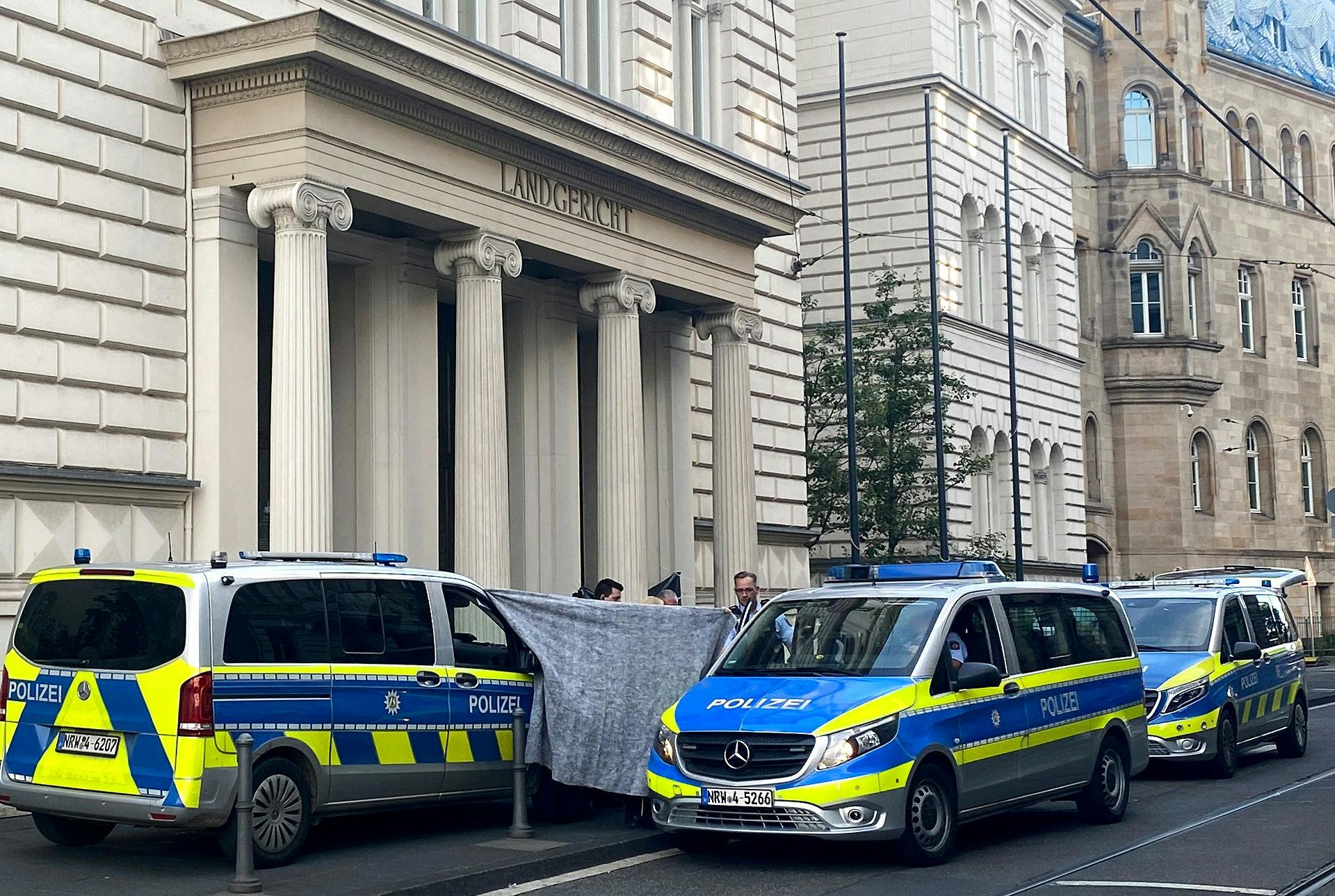 Det afskårne hoved blev fundet ude foran retsbygningen her i den tyske by Bonn. På fotoet er politiet igang med at sikre gerningsstedet.