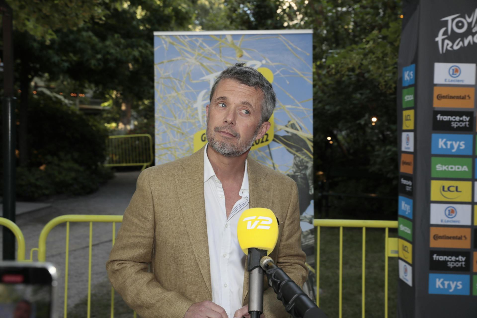 Det var ikke til at skimte festivalarmbåndet, da Kronprins Frederik gav interview for få timer siden.