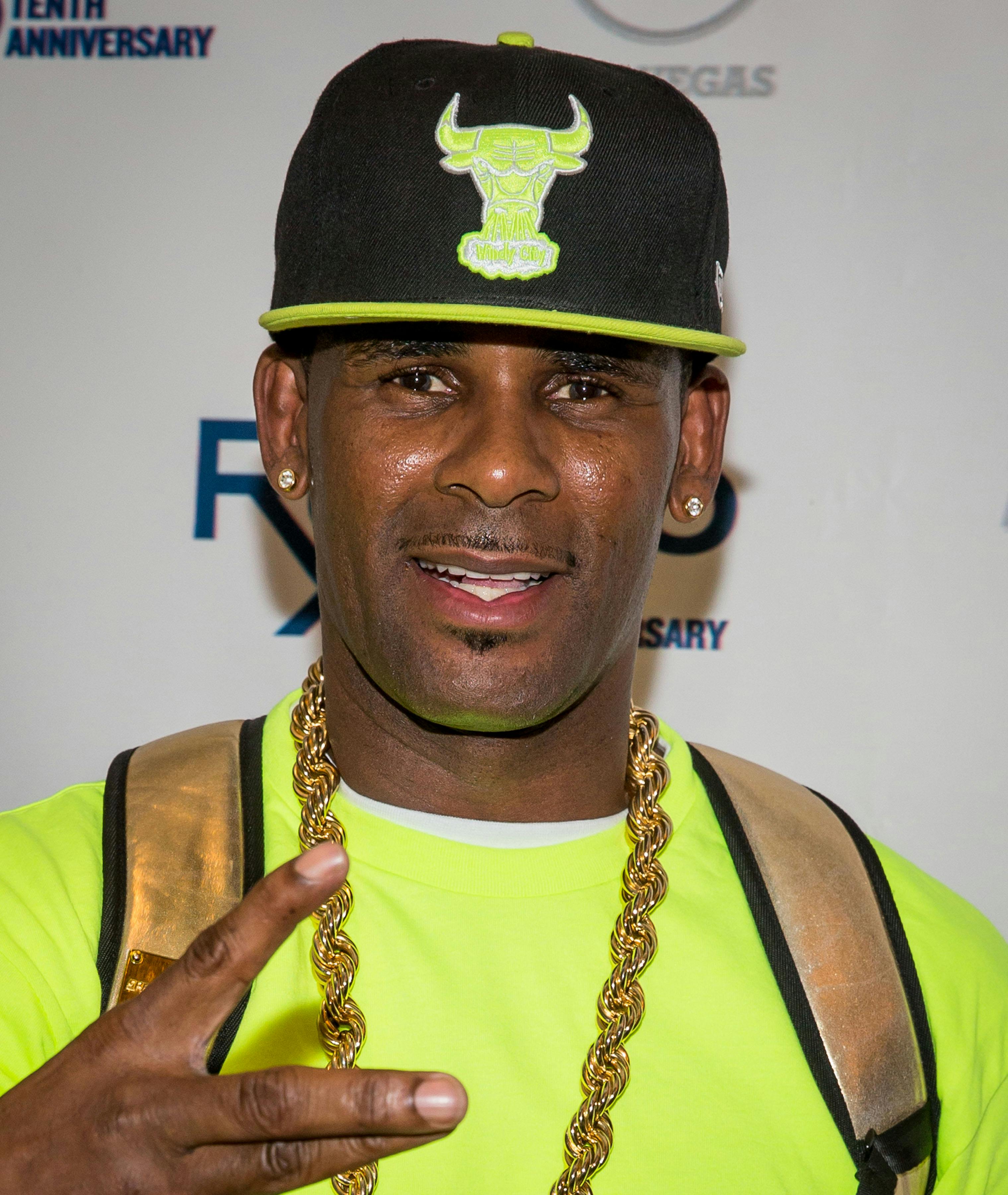 Den amerikanske R & B-sanger R. Kelly har ifølge AFP fået en straf på 30 års fængsel.