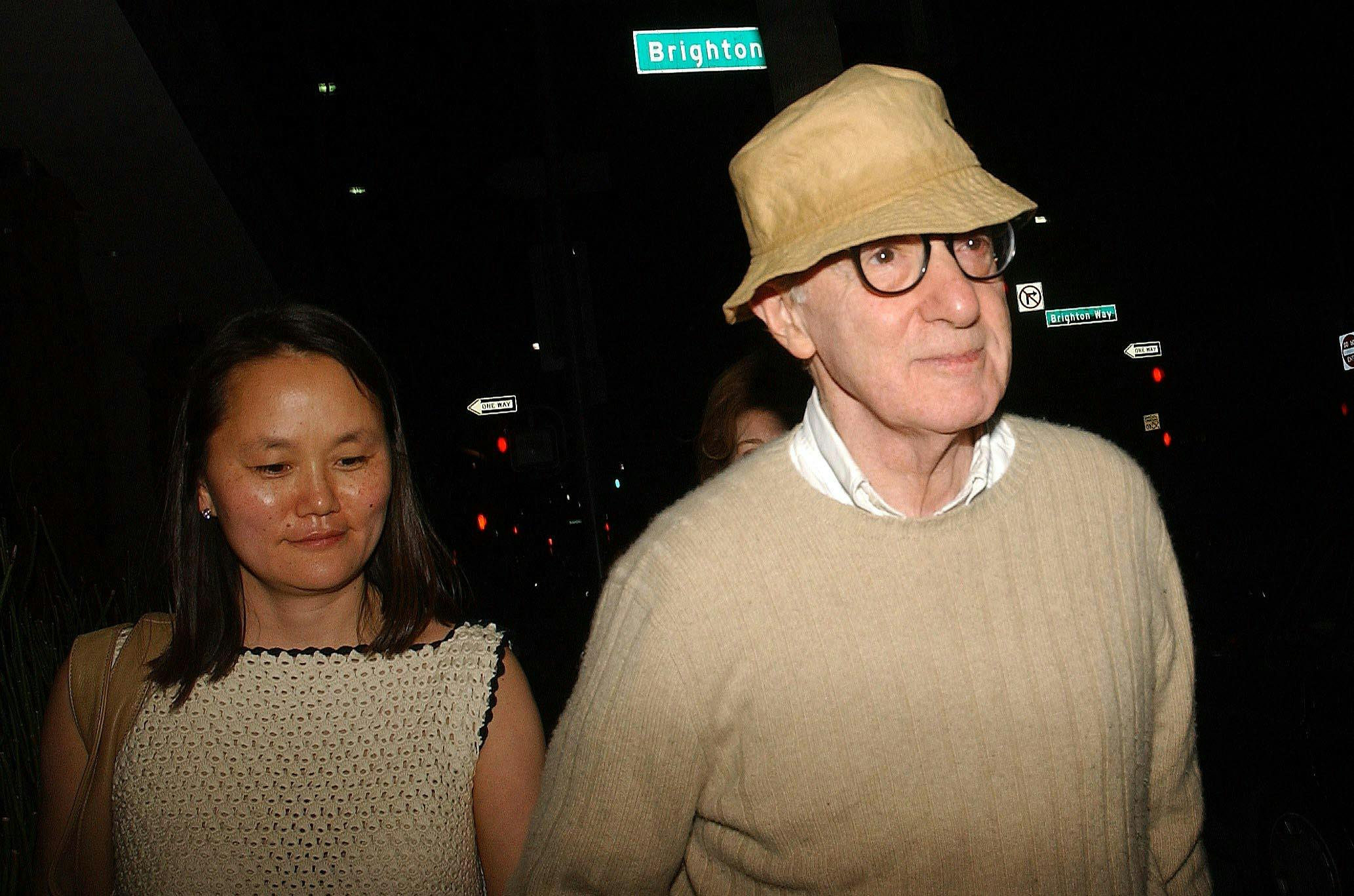 Woody Allen med sin hustru, Soon-Yi, som er adoptivdatter til Woody Allens ekskone, Mia Farrow.