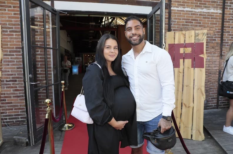 Arkivfoto af Ninos Oharo og Elif Kocak under graviditeten med datteren, Elia.