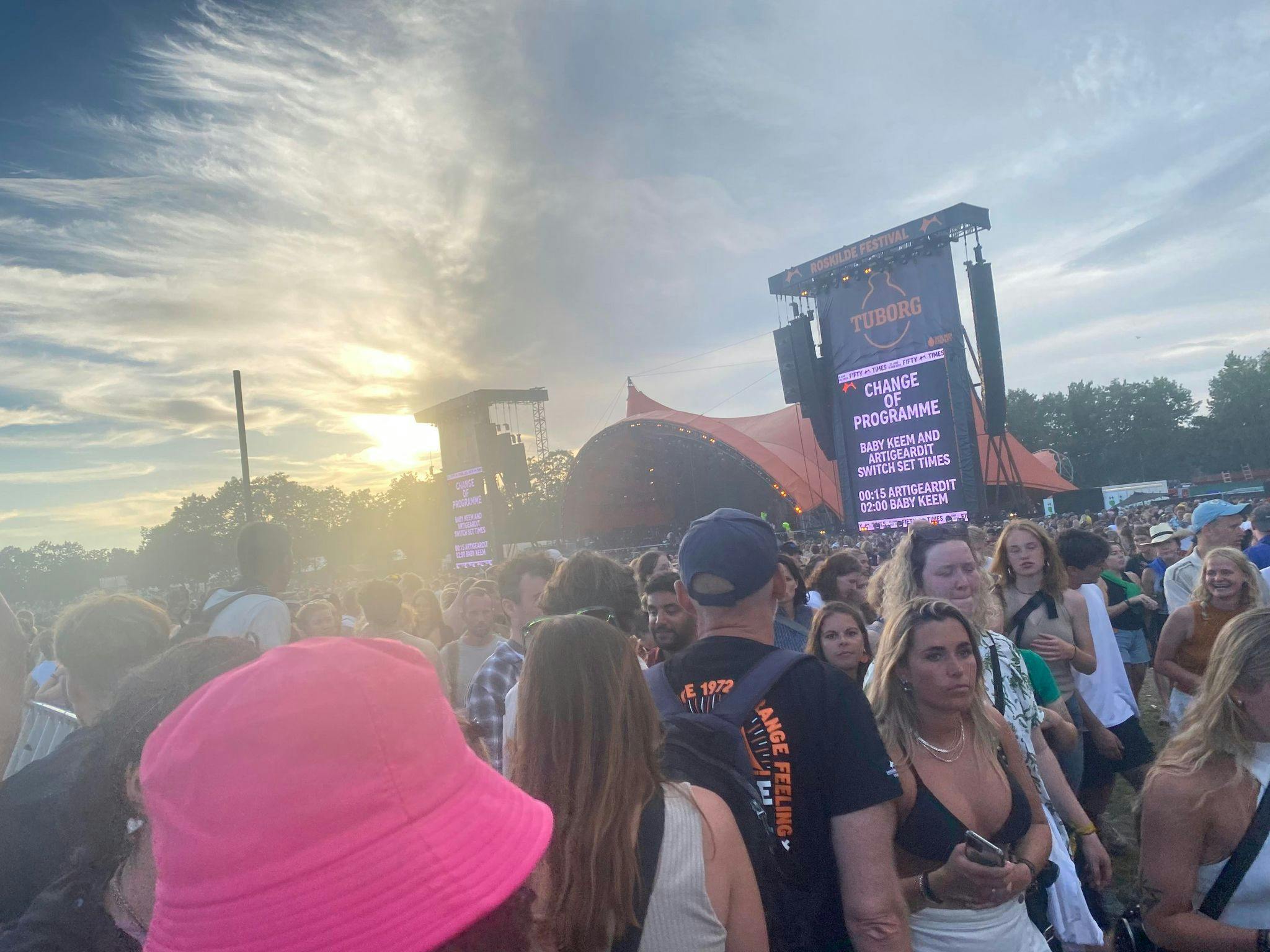 Scenen er mørk og stemningen lige så. De mange festivalgæster er på vej væk fra pladsen.