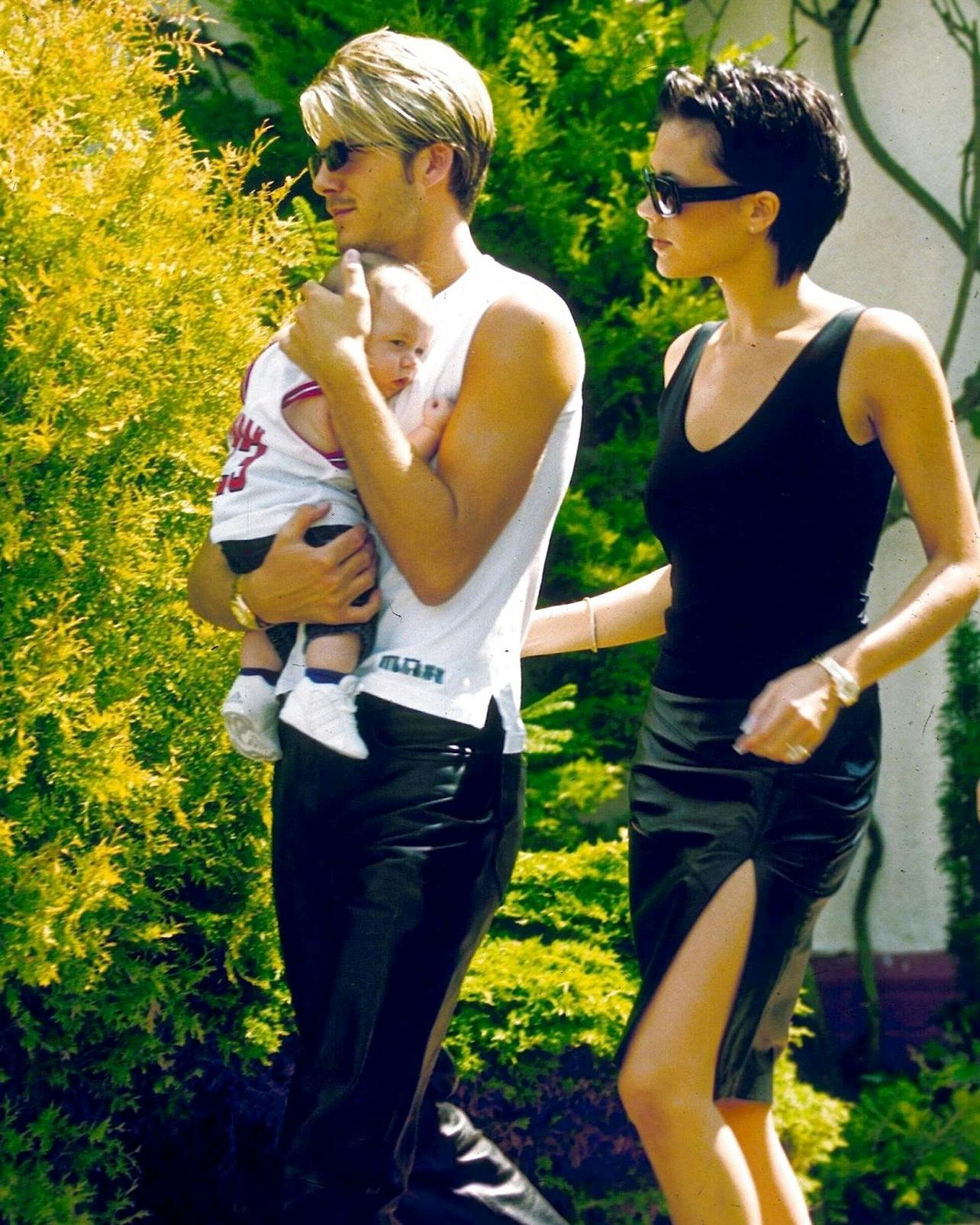 David og Victoria Beckham i 1999 med den dengang nyfødte Brooklyn Beckham.