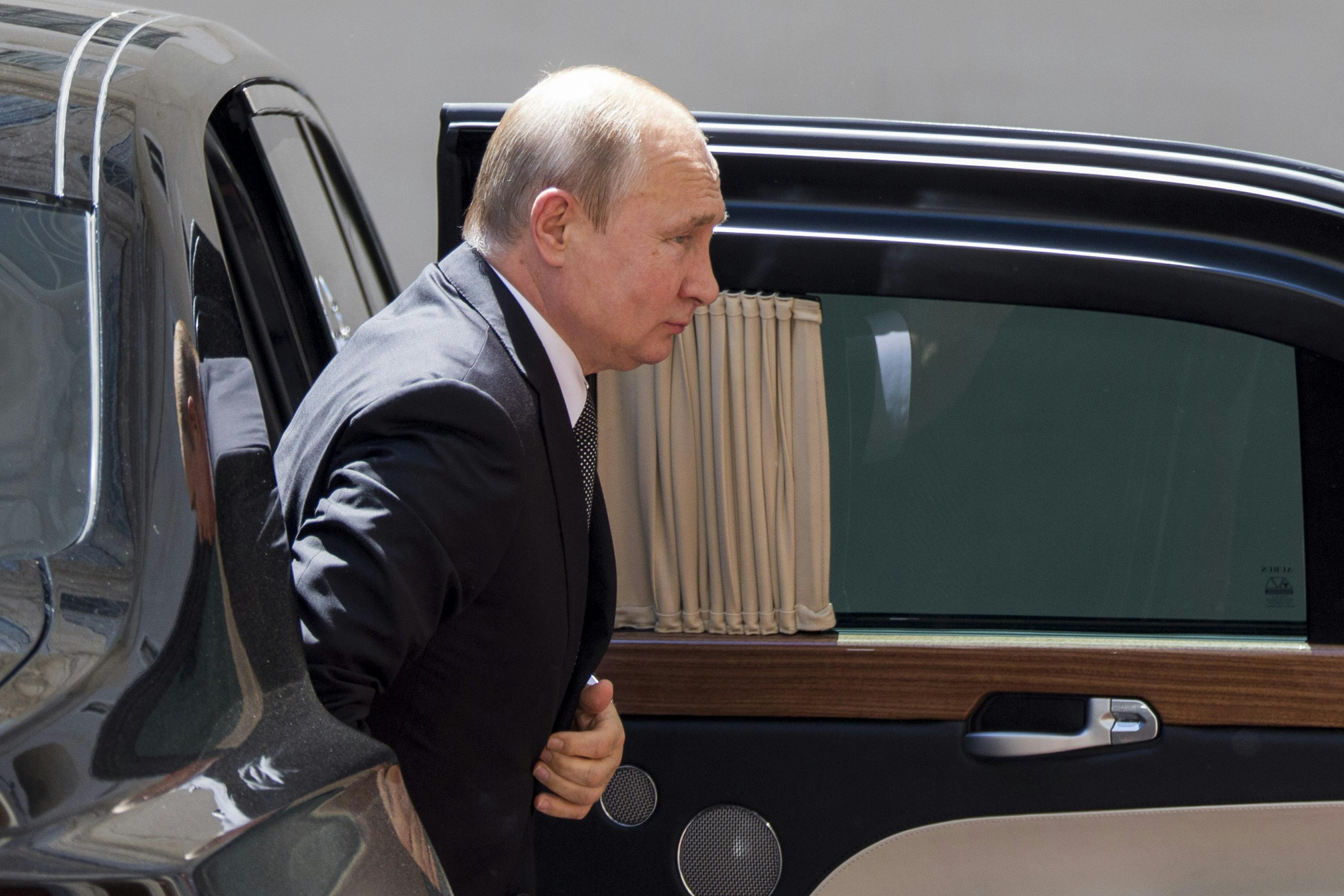 Putin stiger ud af sin pansrede bil.