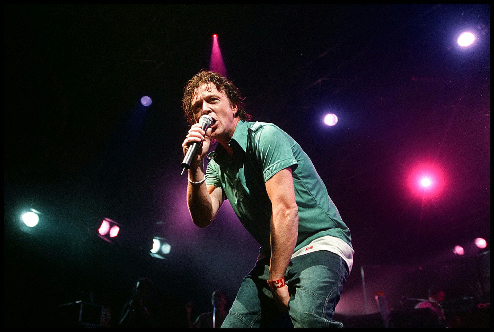 Thomas Helmig, da han gav koncert på Grøn Scene til Roskilde Festival i 1999.
